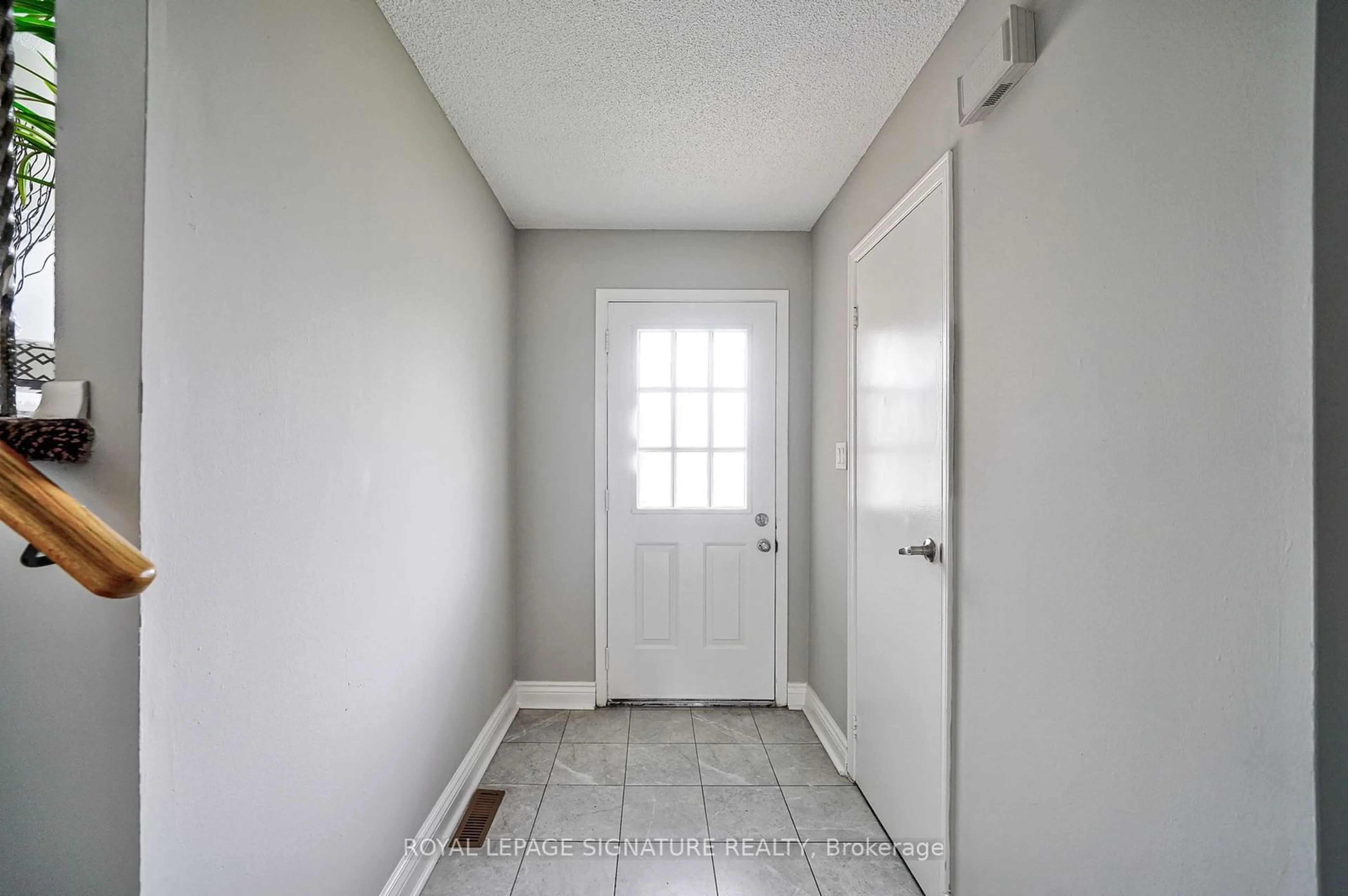 Indoor entryway, cement floor for 4160 Beacon Lane, Mississauga Ontario L5C 3V9