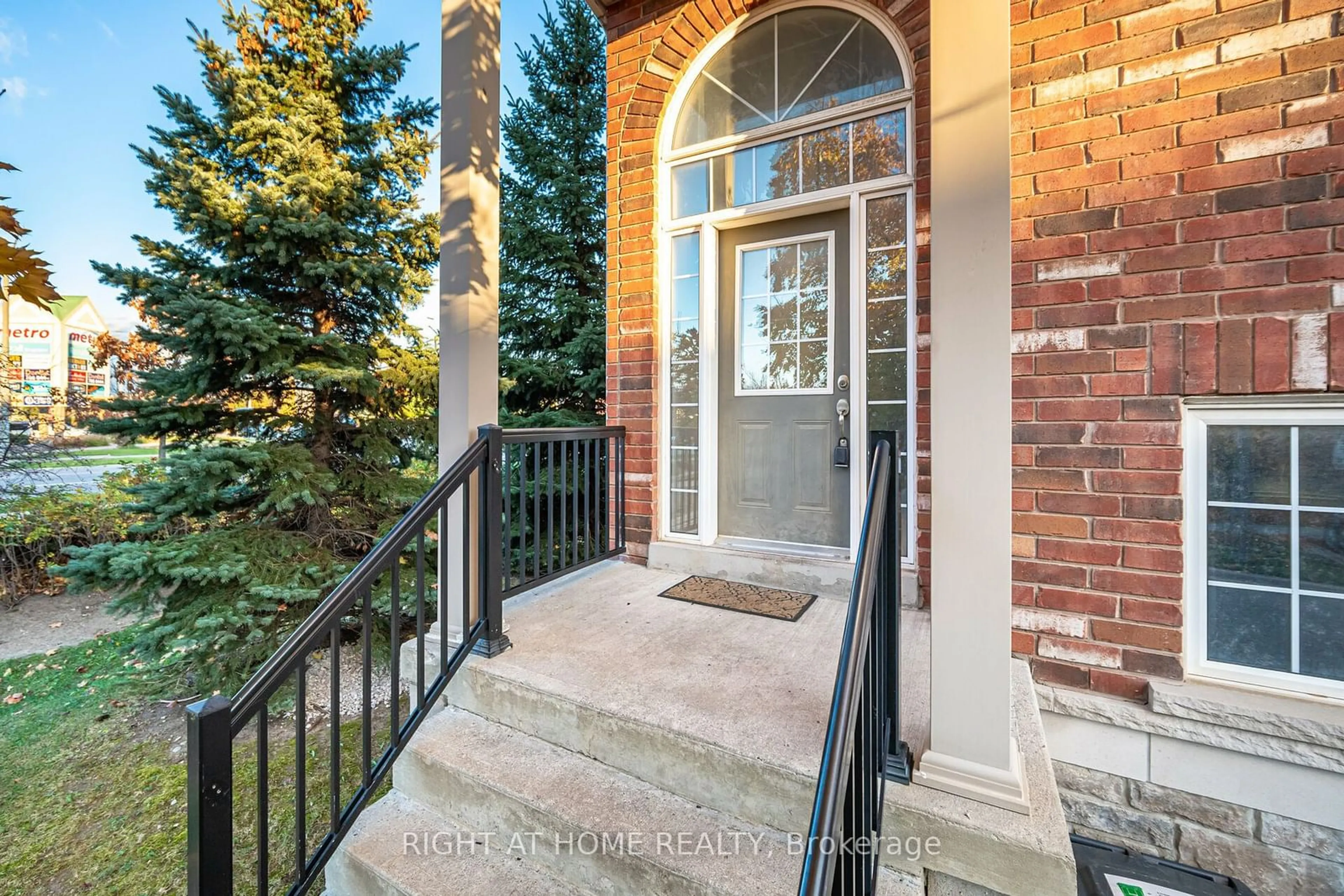 Indoor entryway, wood floors for 7160 Triumph Lane, Mississauga Ontario L5N 0C5