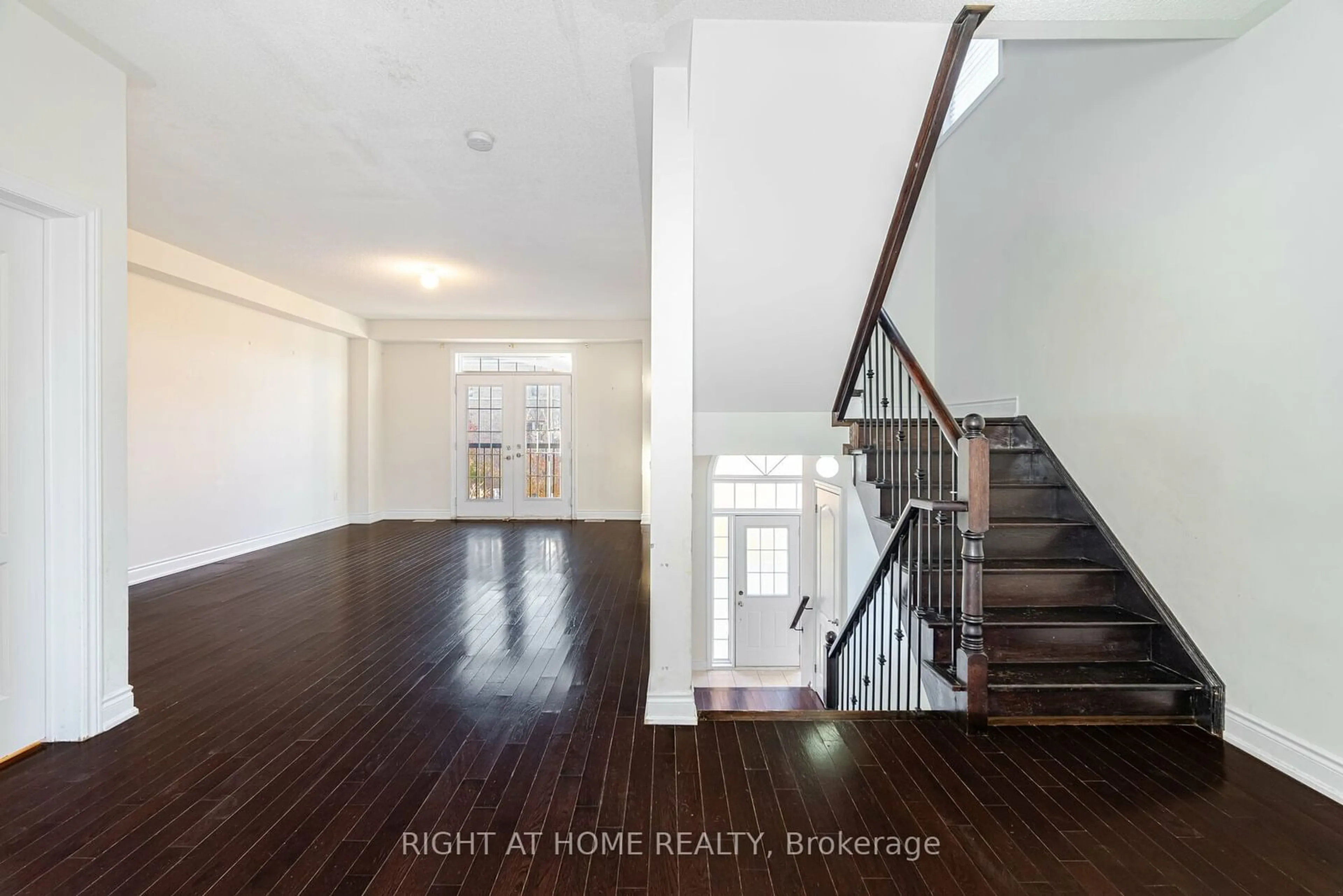 Indoor entryway, wood floors for 7160 Triumph Lane, Mississauga Ontario L5N 0C5