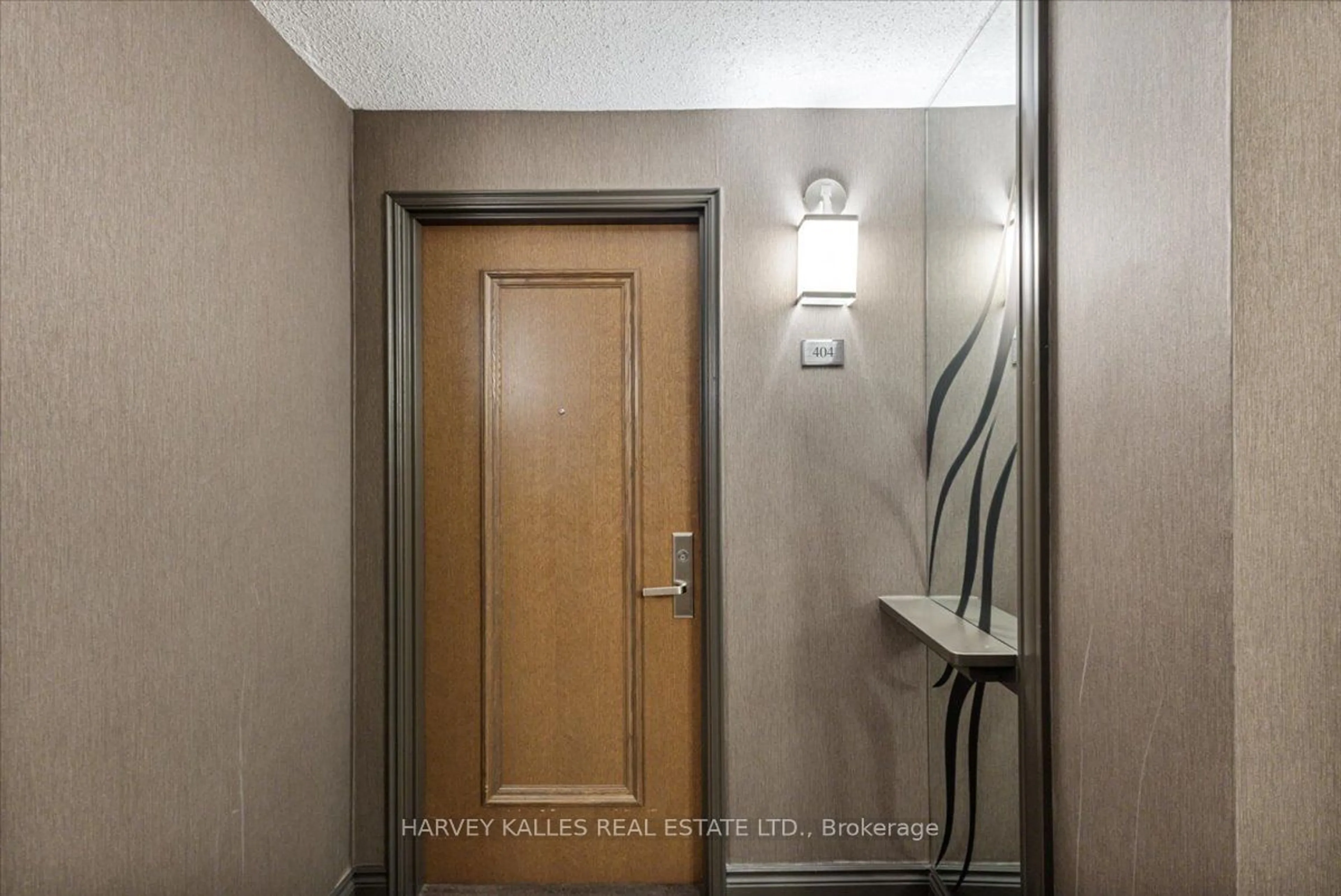 Indoor foyer, unknown floor for 45 Kingsbridge Garden Circ #404, Mississauga Ontario L5R 3K4