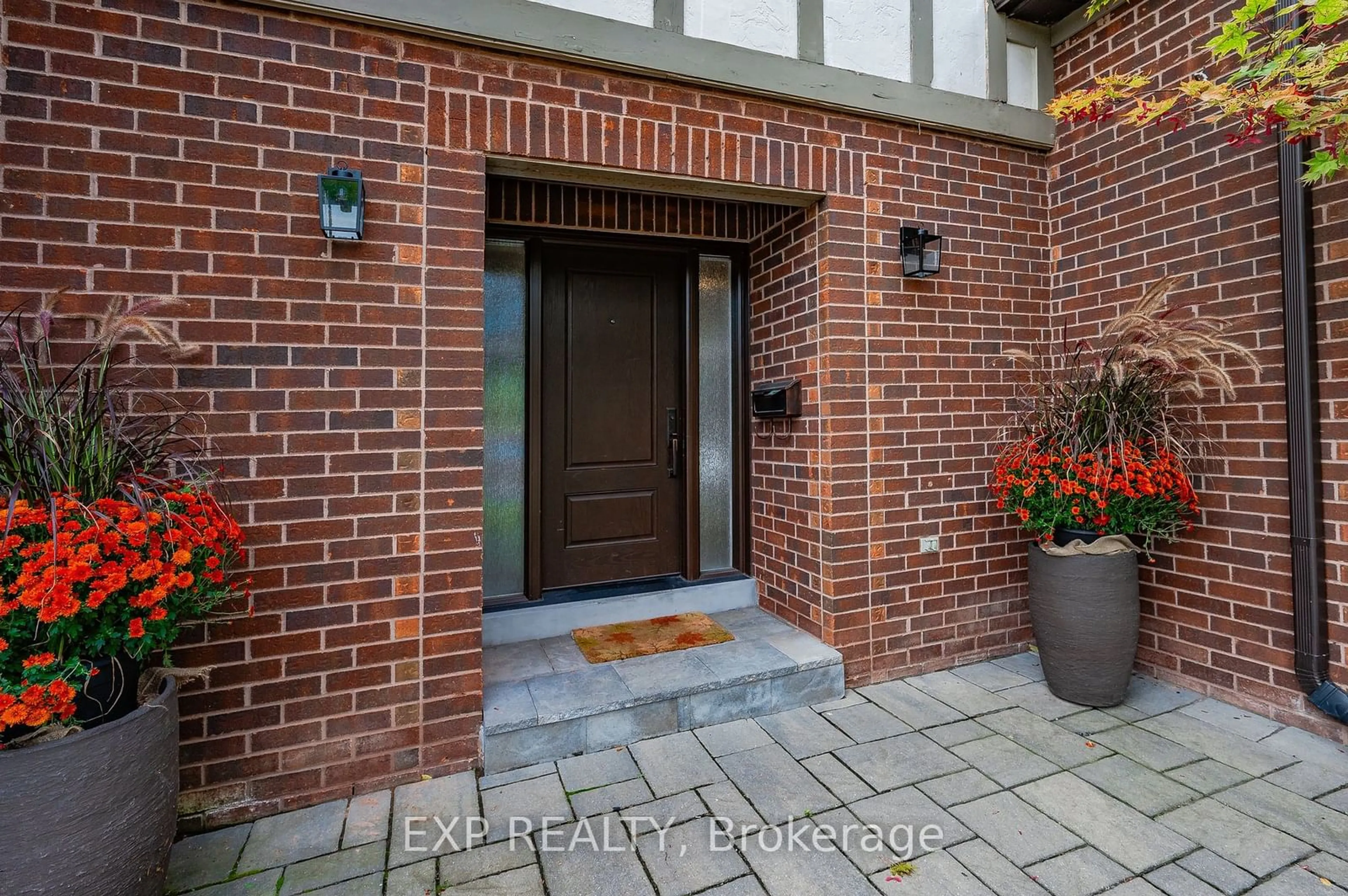 Indoor entryway, wood floors for 1340 Greeneagle Dr, Oakville Ontario L6M 2M9