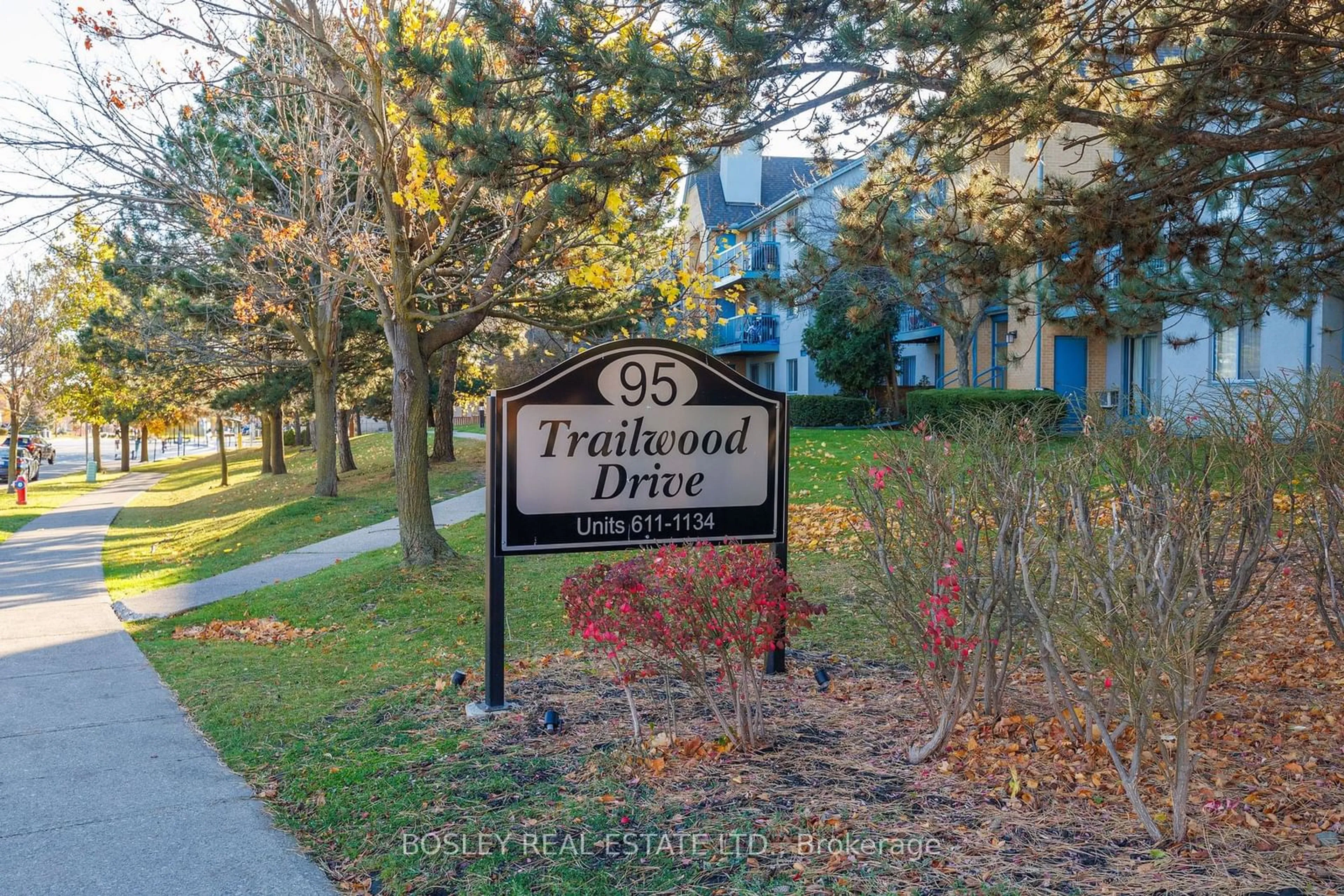 A pic from exterior of the house or condo, the street view for 95 Trailwood Dr #812, Mississauga Ontario L4Z 3L2