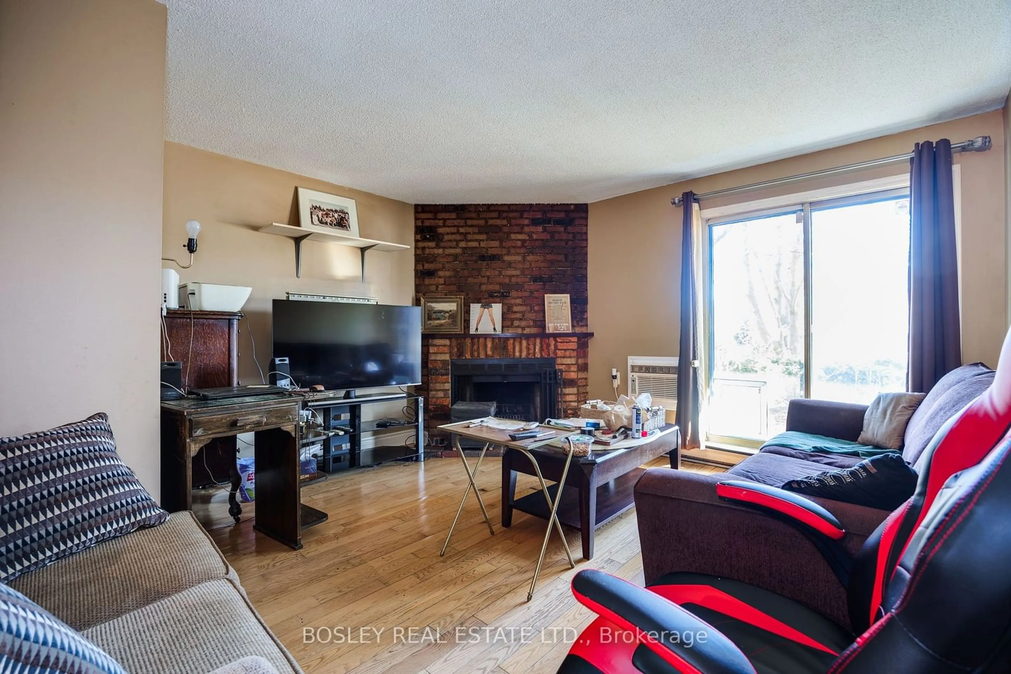 Living room, wood floors for 95 Trailwood Dr #812, Mississauga Ontario L4Z 3L2