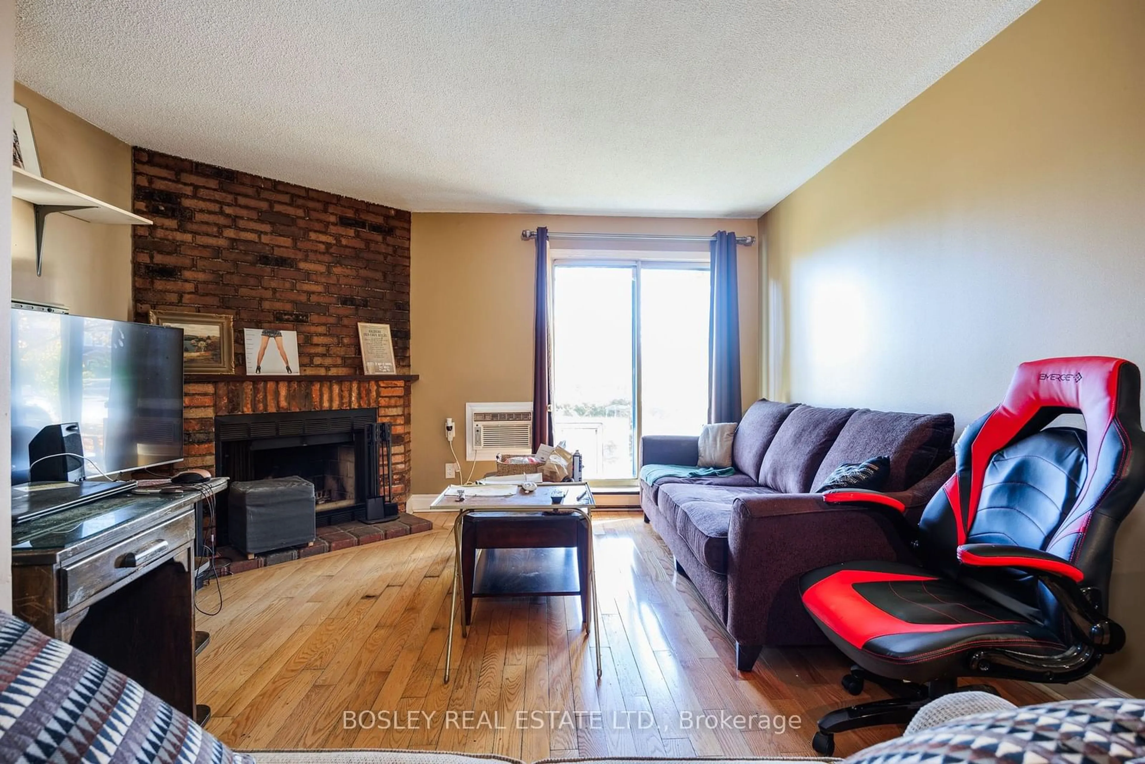 Living room, wood floors for 95 Trailwood Dr #812, Mississauga Ontario L4Z 3L2