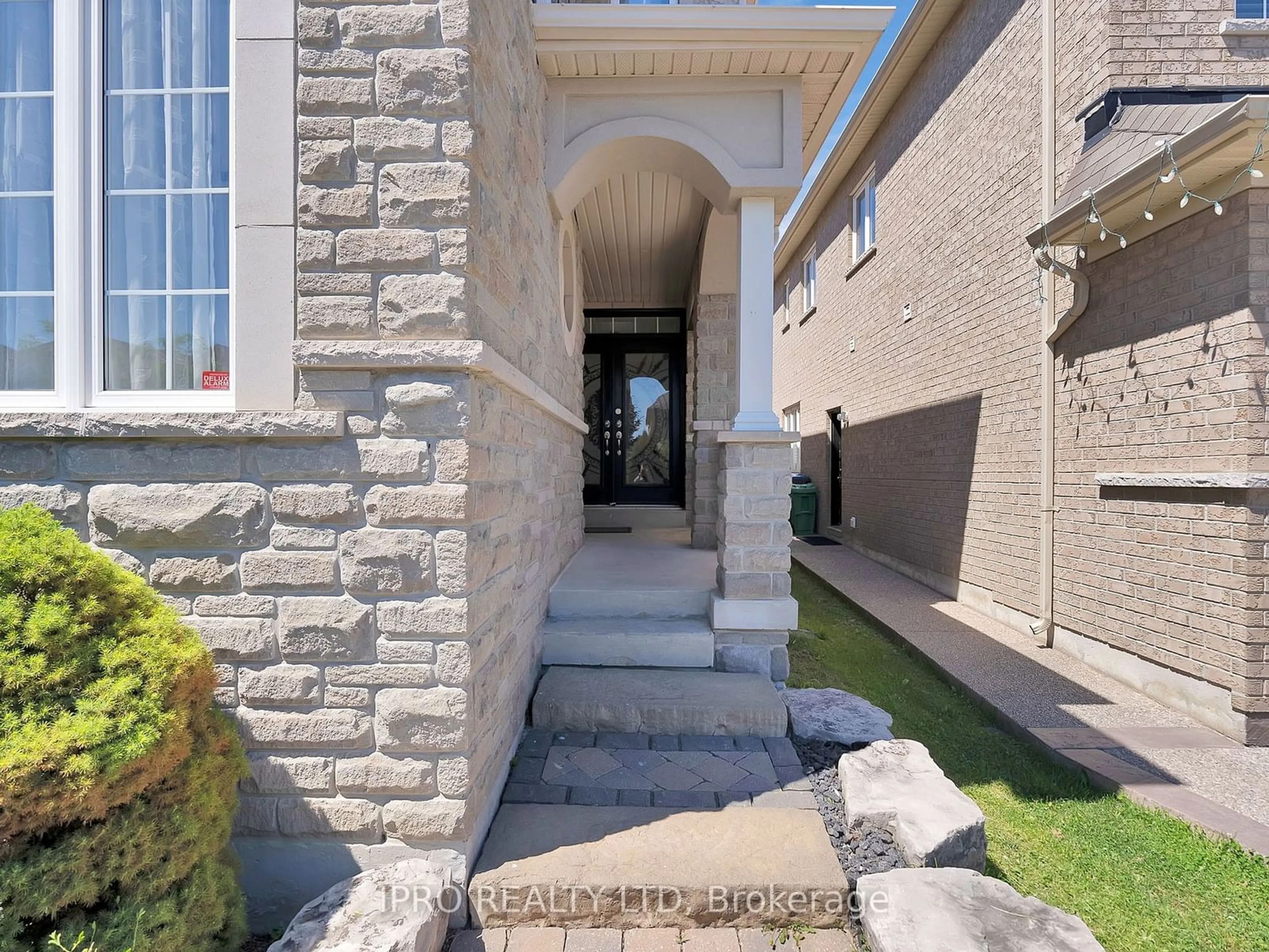 Indoor entryway, cement floor for 15 Oakhaven Rd, Brampton Ontario L6P 2Y3