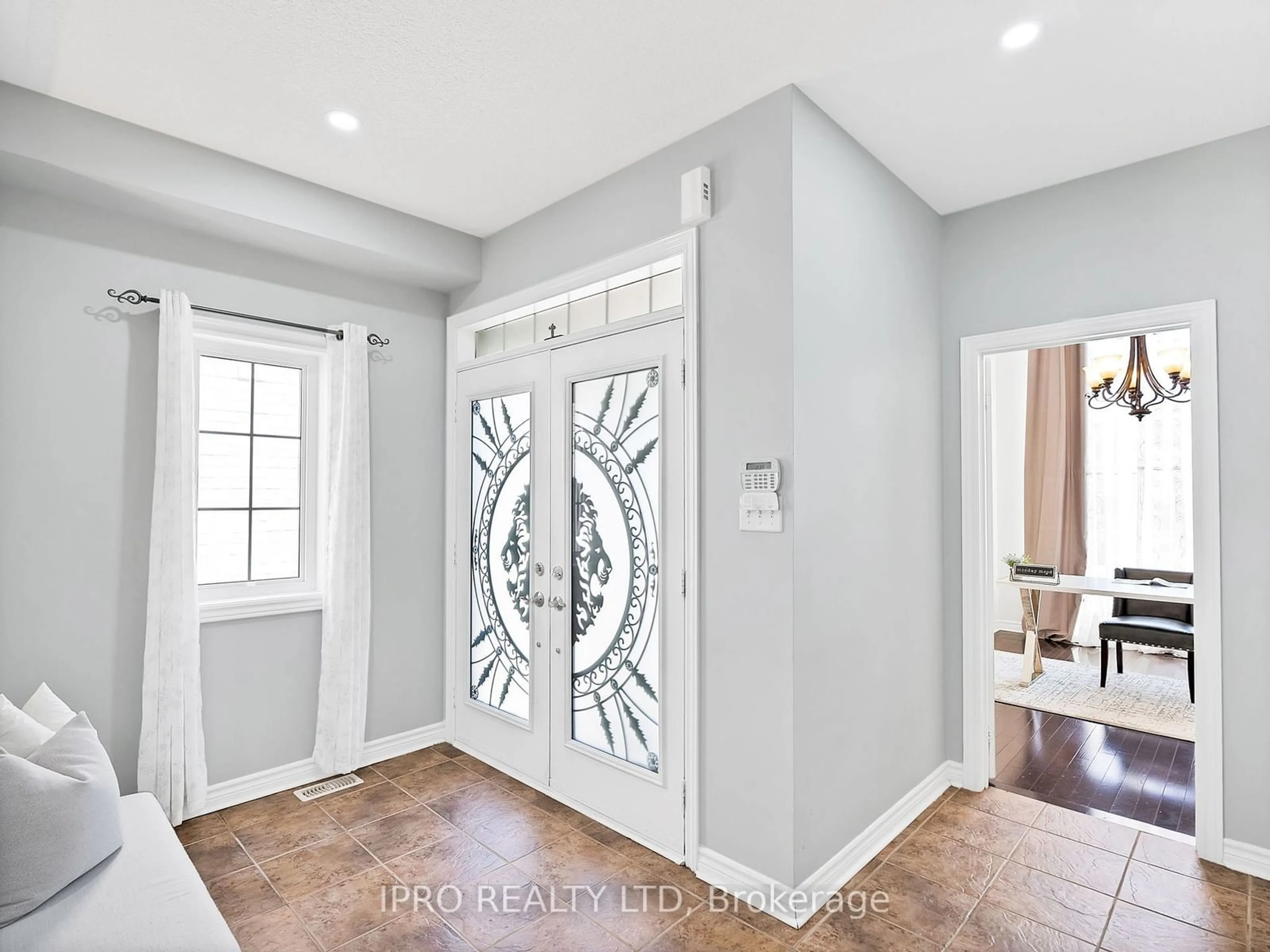 Indoor entryway, wood floors for 15 Oakhaven Rd, Brampton Ontario L6P 2Y3