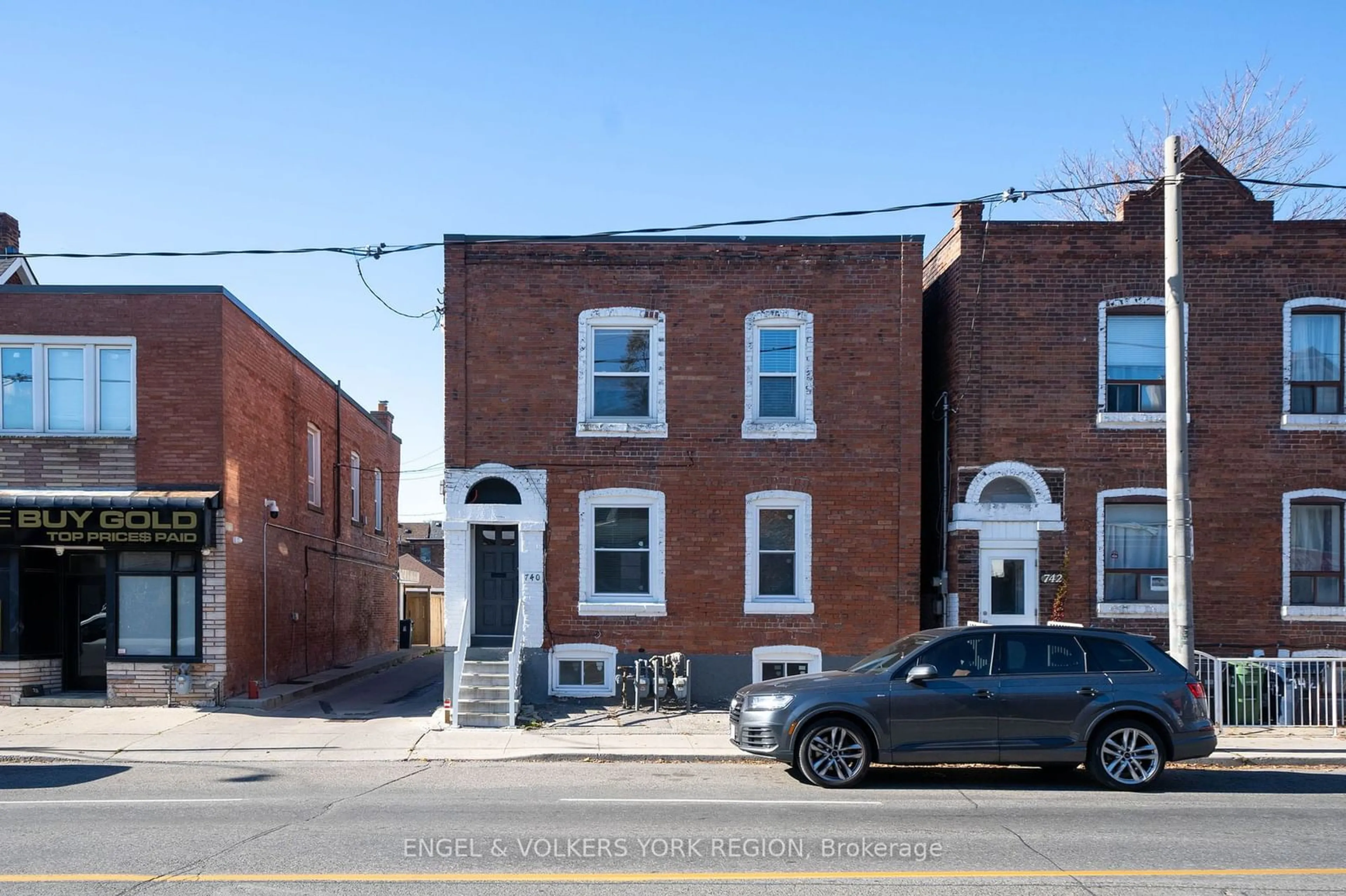 Home with brick exterior material for 740 Lansdowne Ave, Toronto Ontario M6H 3Y8