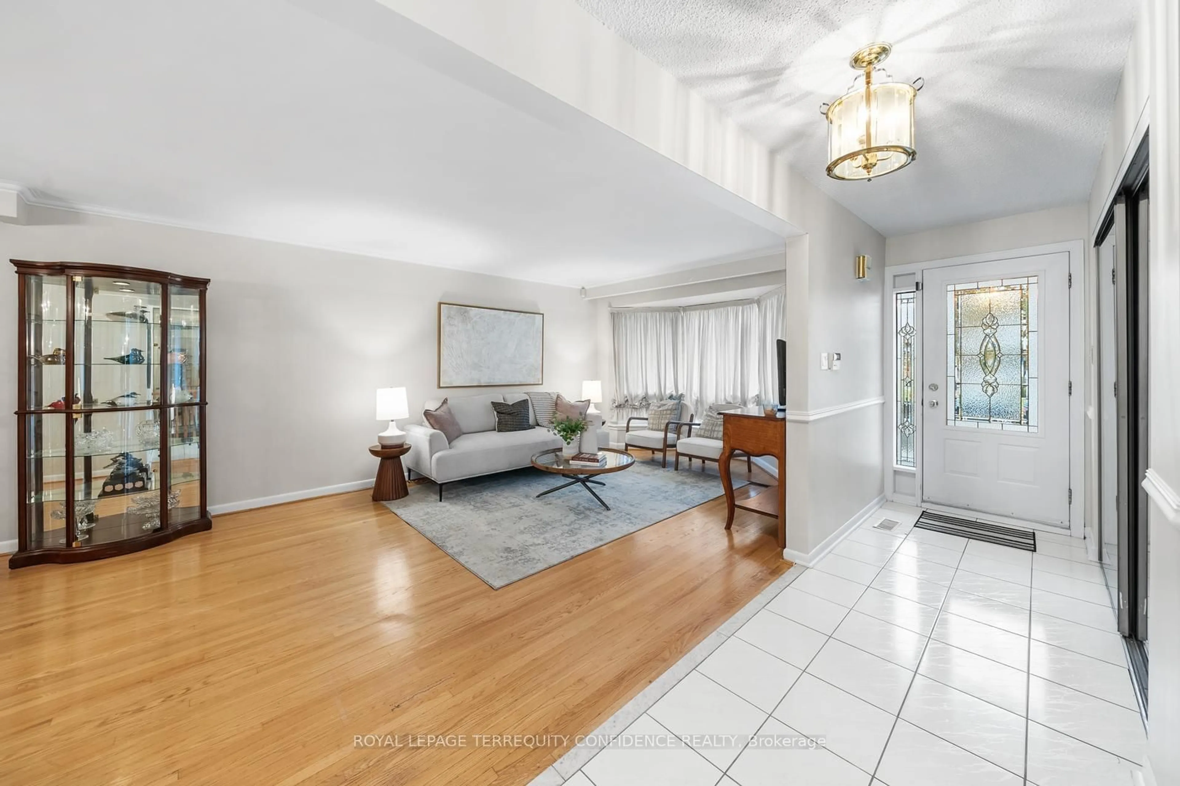 Indoor entryway, wood floors for 132 Meadowbank Rd, Toronto Ontario M9B 5E4