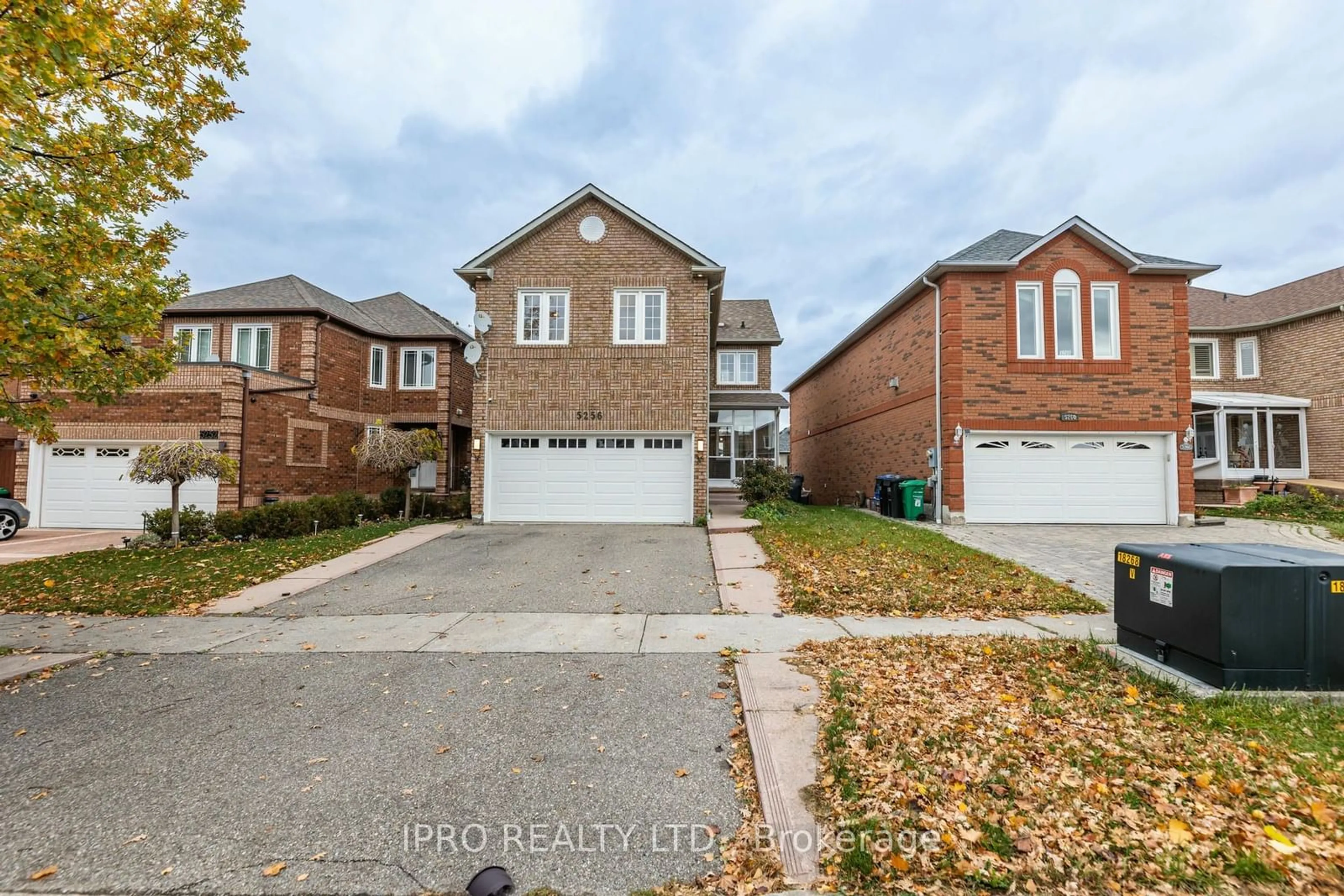 Frontside or backside of a home, the street view for 5256 Floral Hill Cres, Mississauga Ontario L5V 1V4