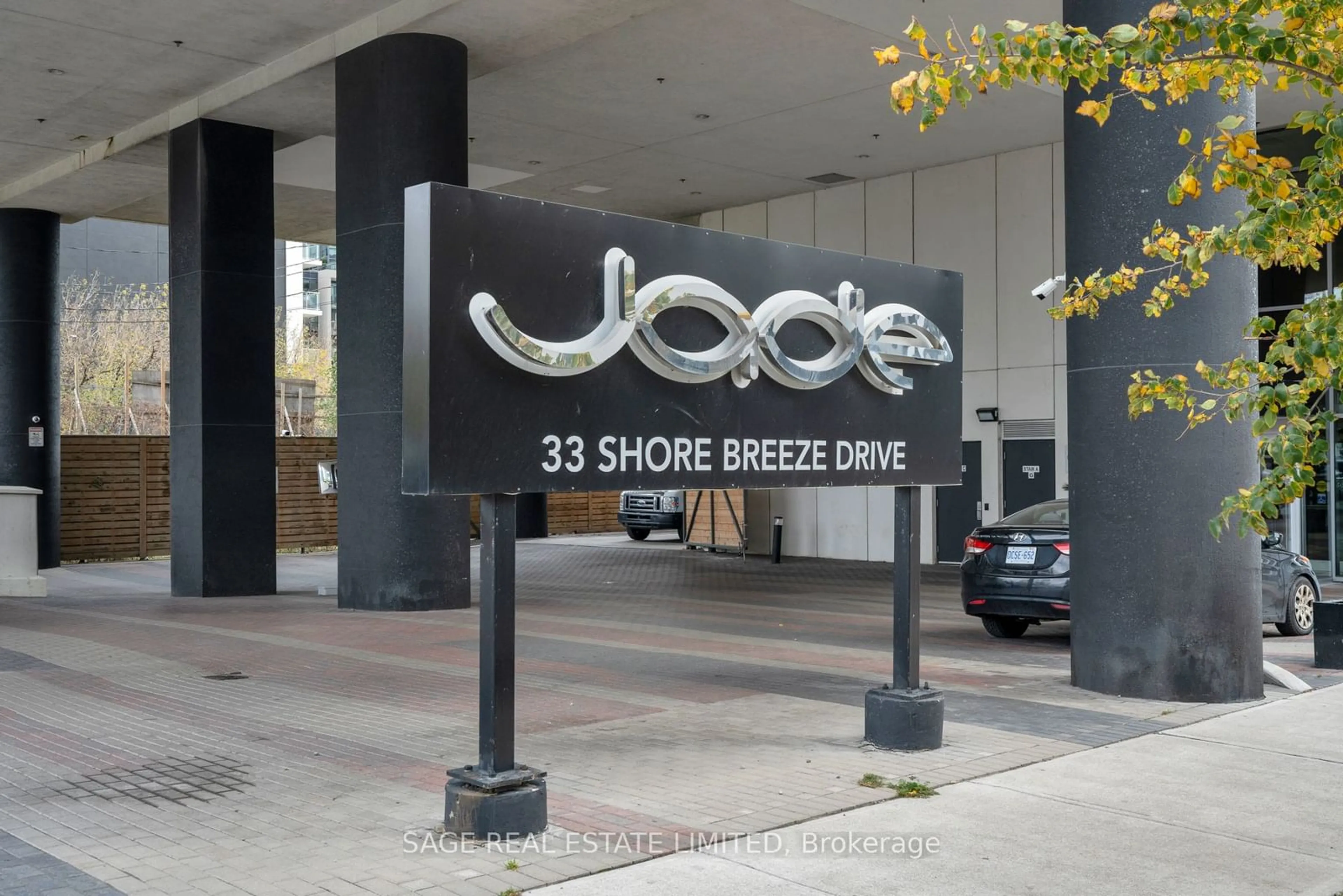 Indoor foyer for 33 Shore Breeze Dr #811, Toronto Ontario M8V 0G1