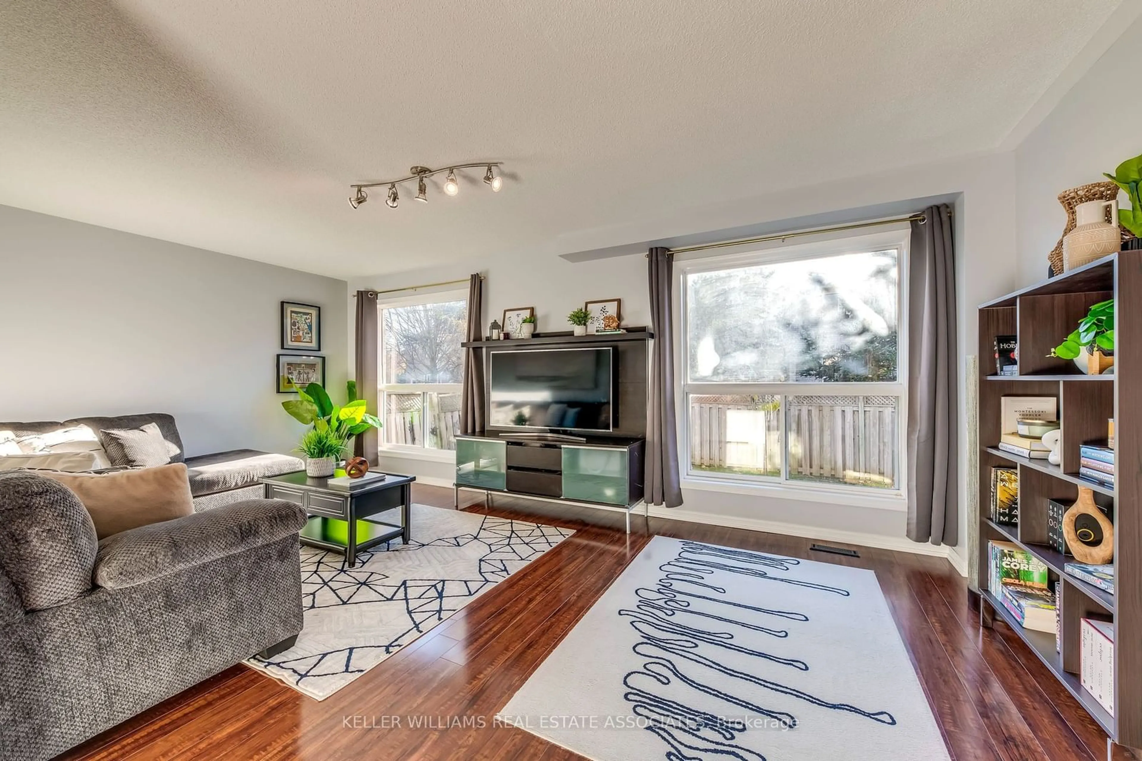 Living room, wood floors for 2246 Oakhaven Dr, Oakville Ontario L6M 3X9