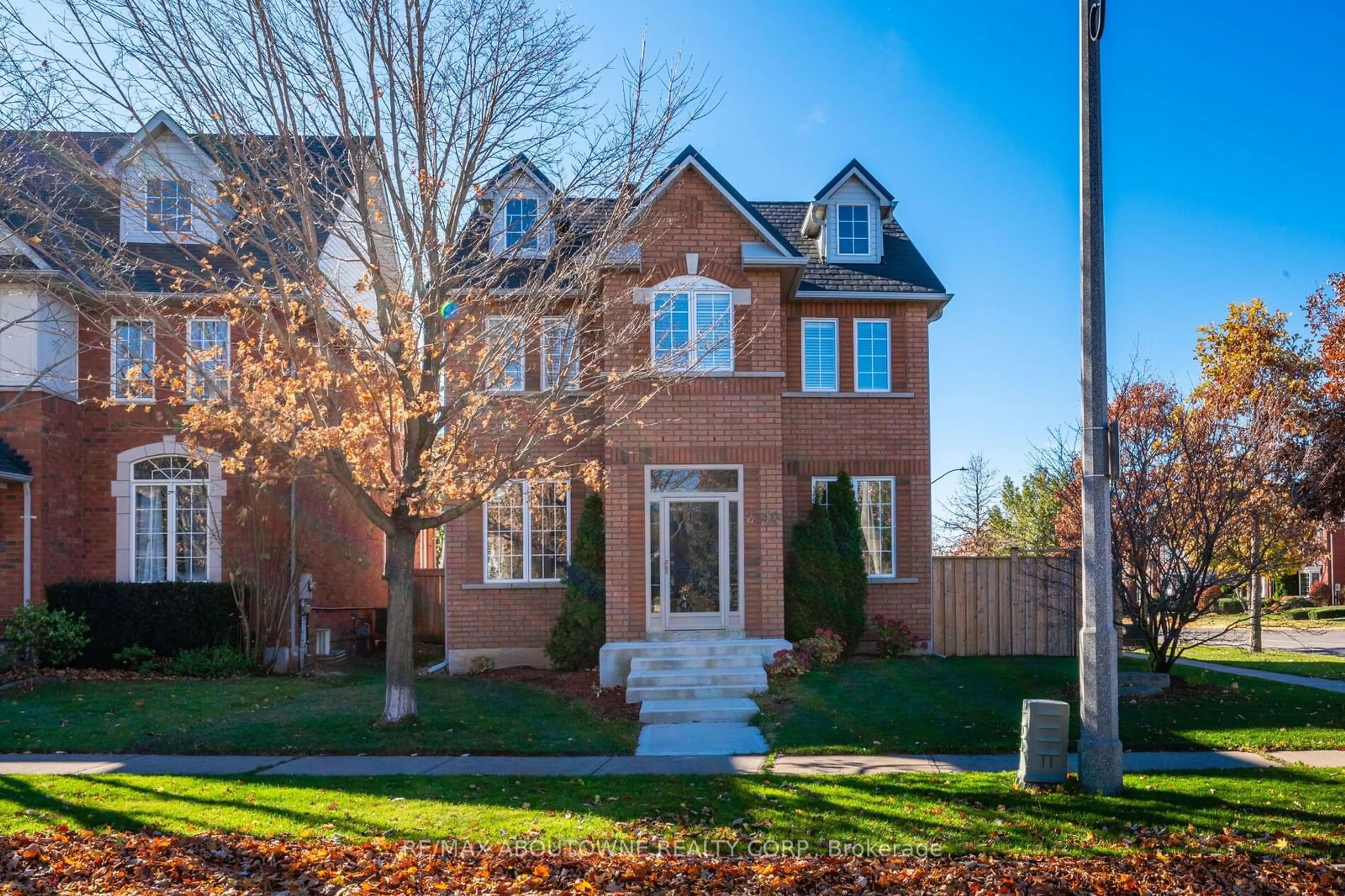 Home with brick exterior material for 2540 Sunnyhurst Clse, Oakville Ontario L6H 7K5