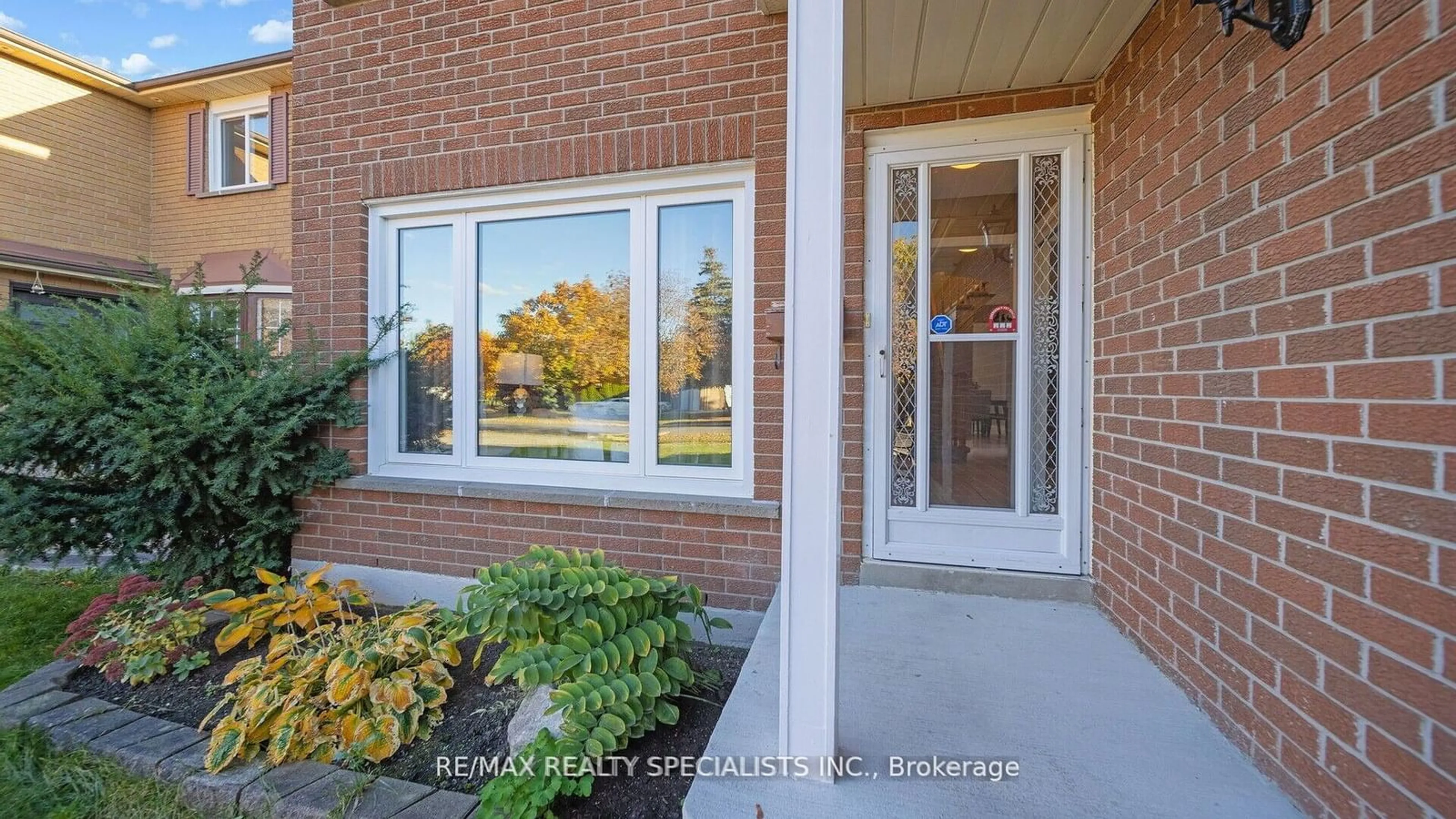 Indoor entryway, wood floors for 12 Willowcrest Crt, Brampton Ontario L6X 2X8