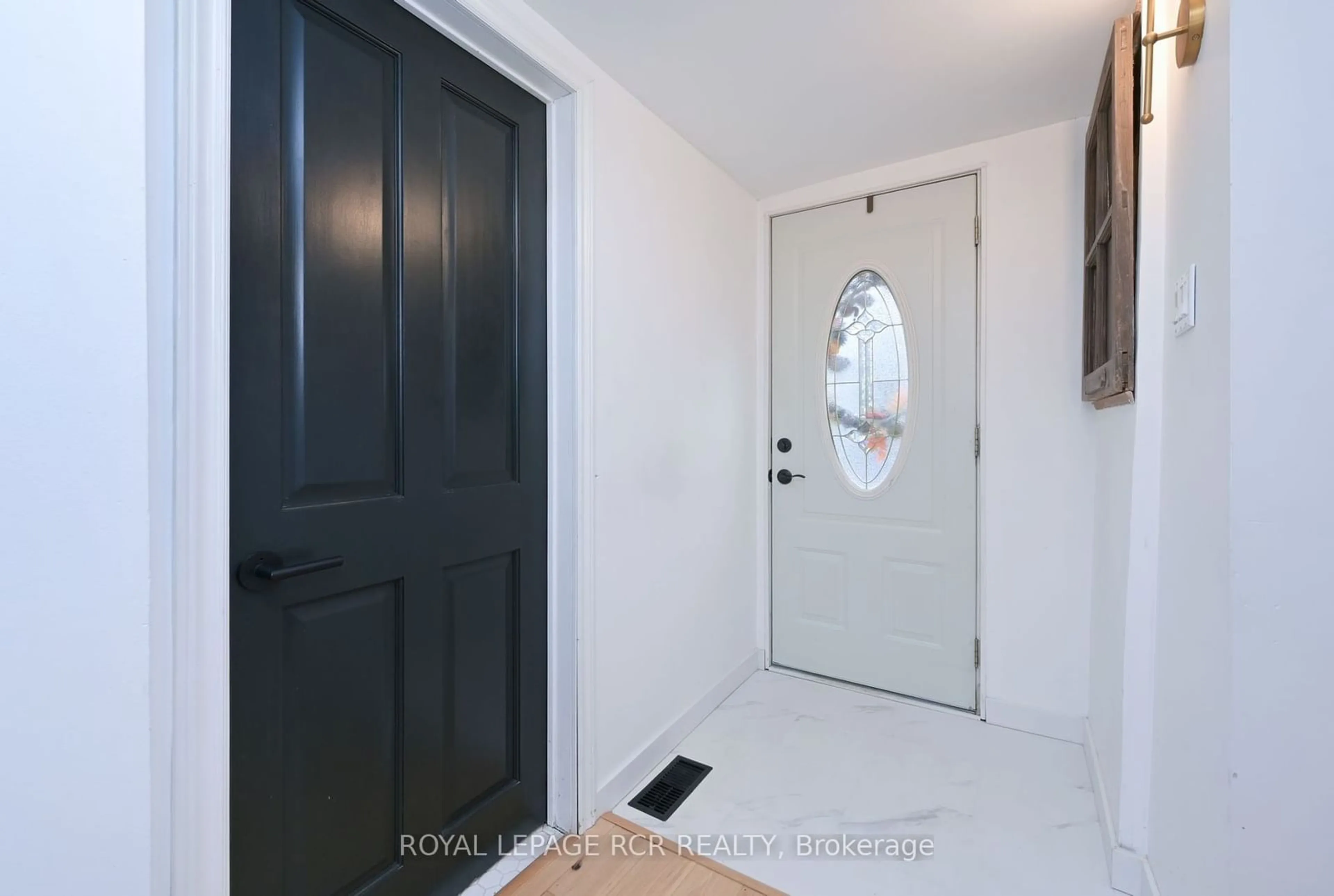 Indoor entryway, wood floors for 13 Parsons St, Orangeville Ontario L9W 1M6