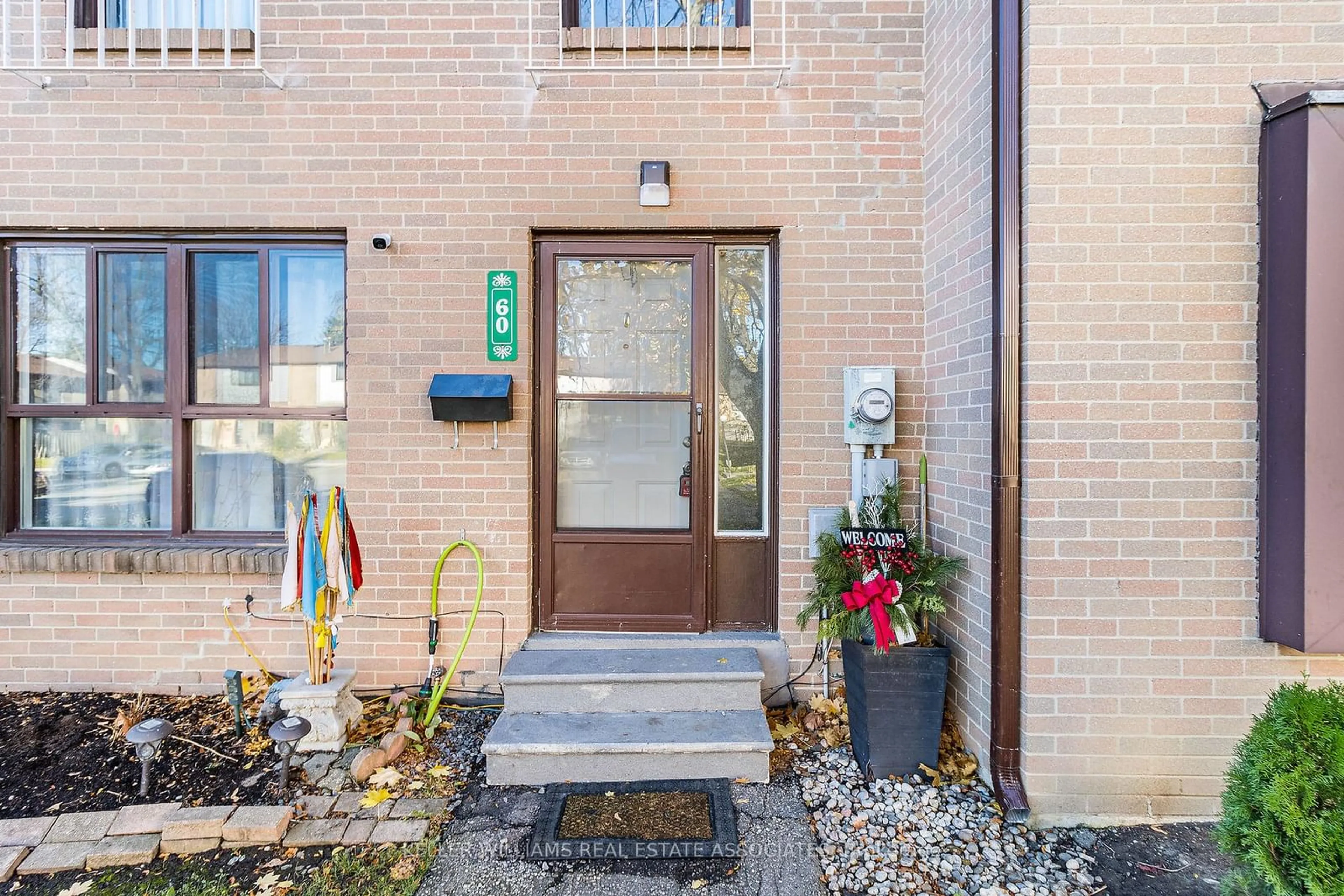 Indoor entryway for 60 Fleetwood Cres, Brampton Ontario L6T 2E5