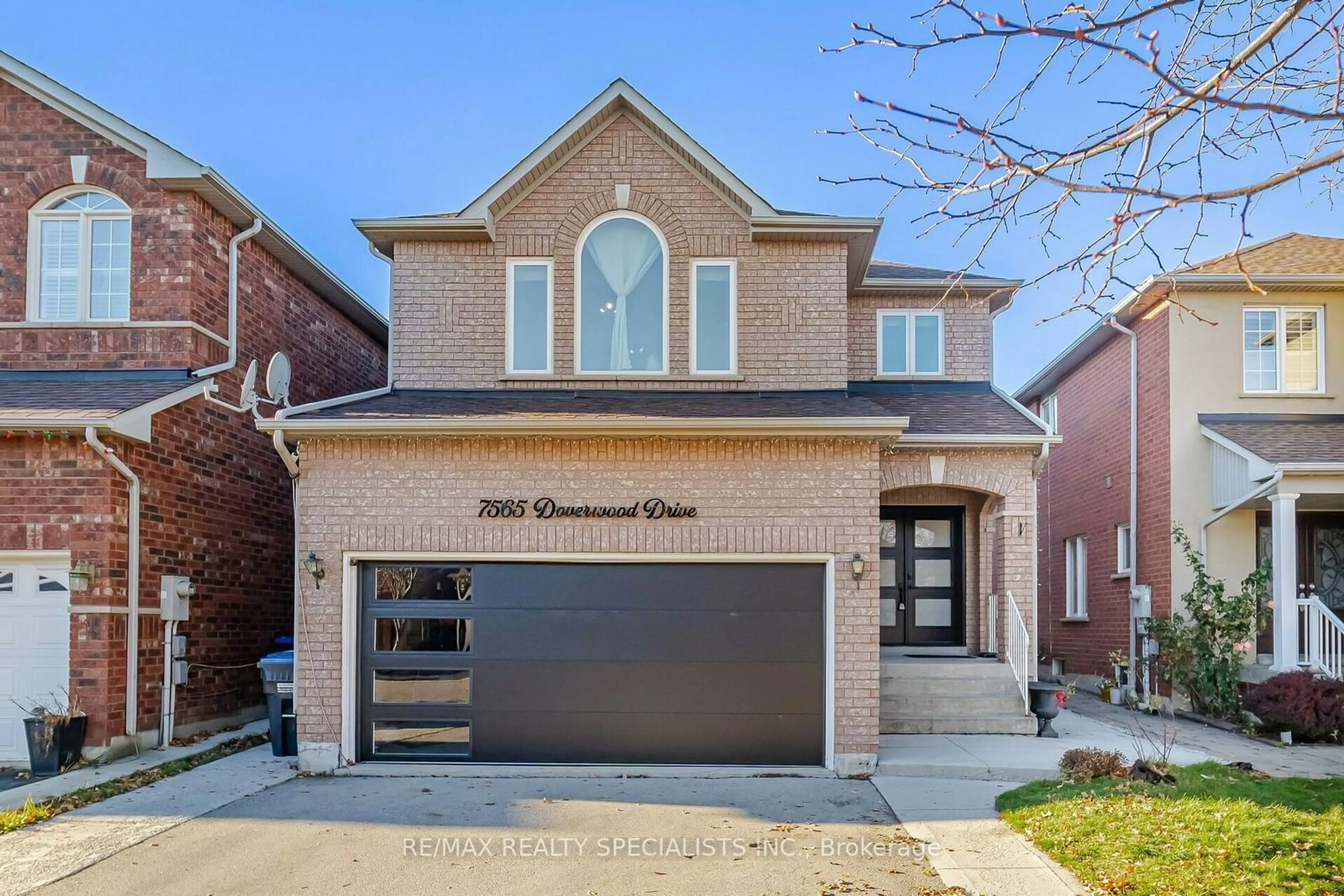 Home with brick exterior material for 7565 Doverwood Dr, Mississauga Ontario L5N 8J3