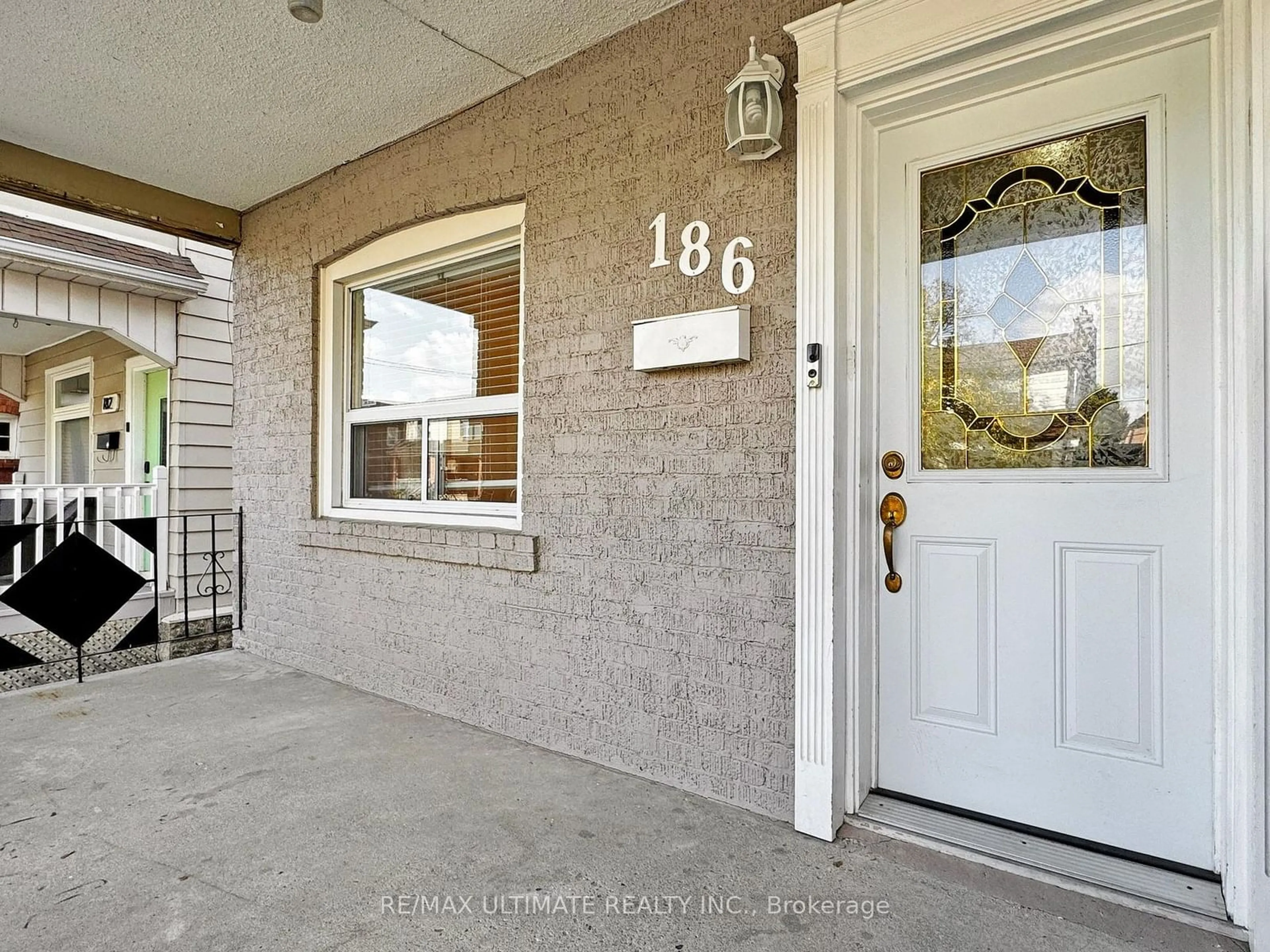 Indoor entryway for 186 Silverthorn Ave, Toronto Ontario M6N 3K3