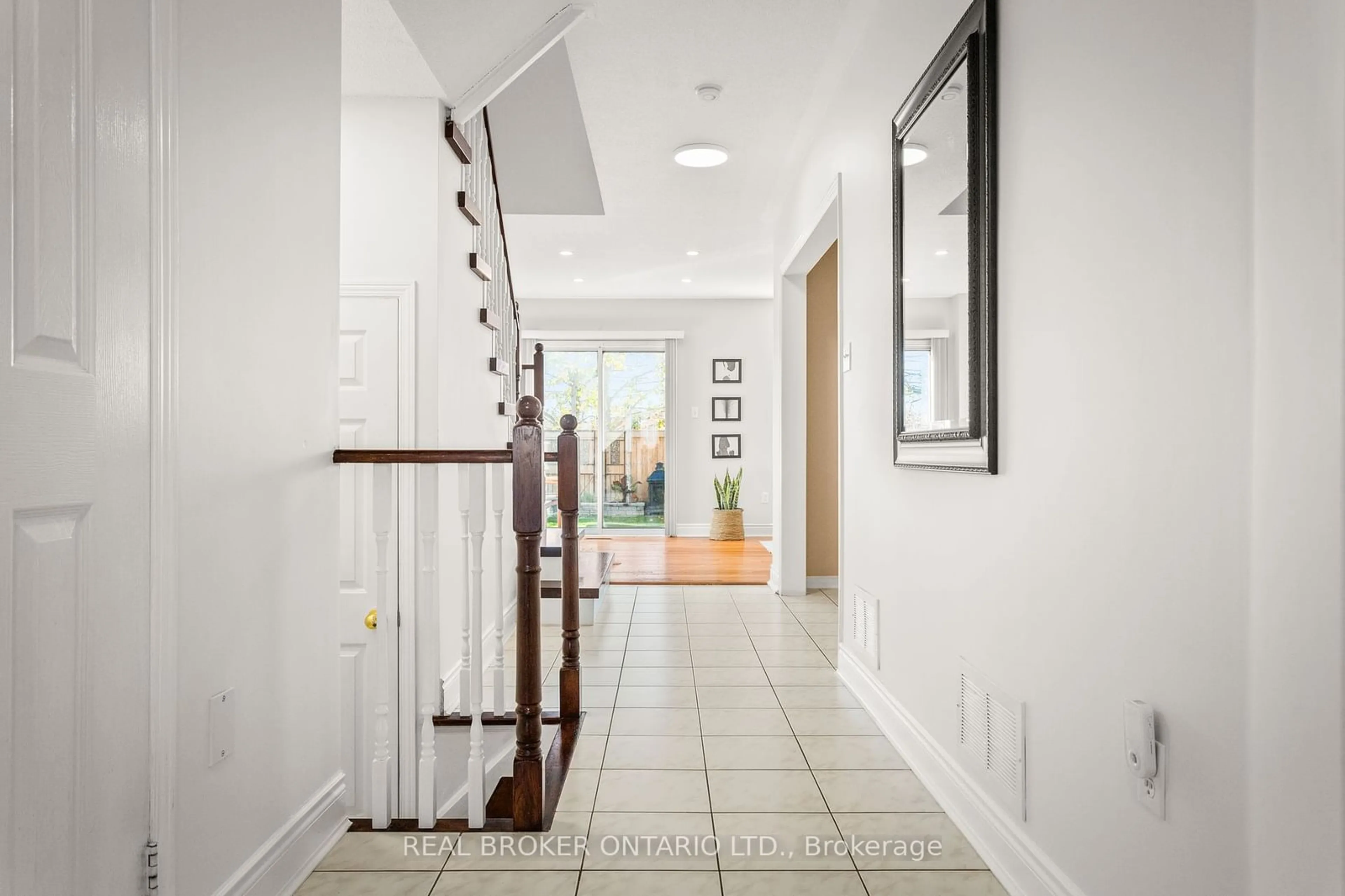 Indoor entryway, wood floors for 1368 Brookstar Dr, Oakville Ontario L6M 3W2