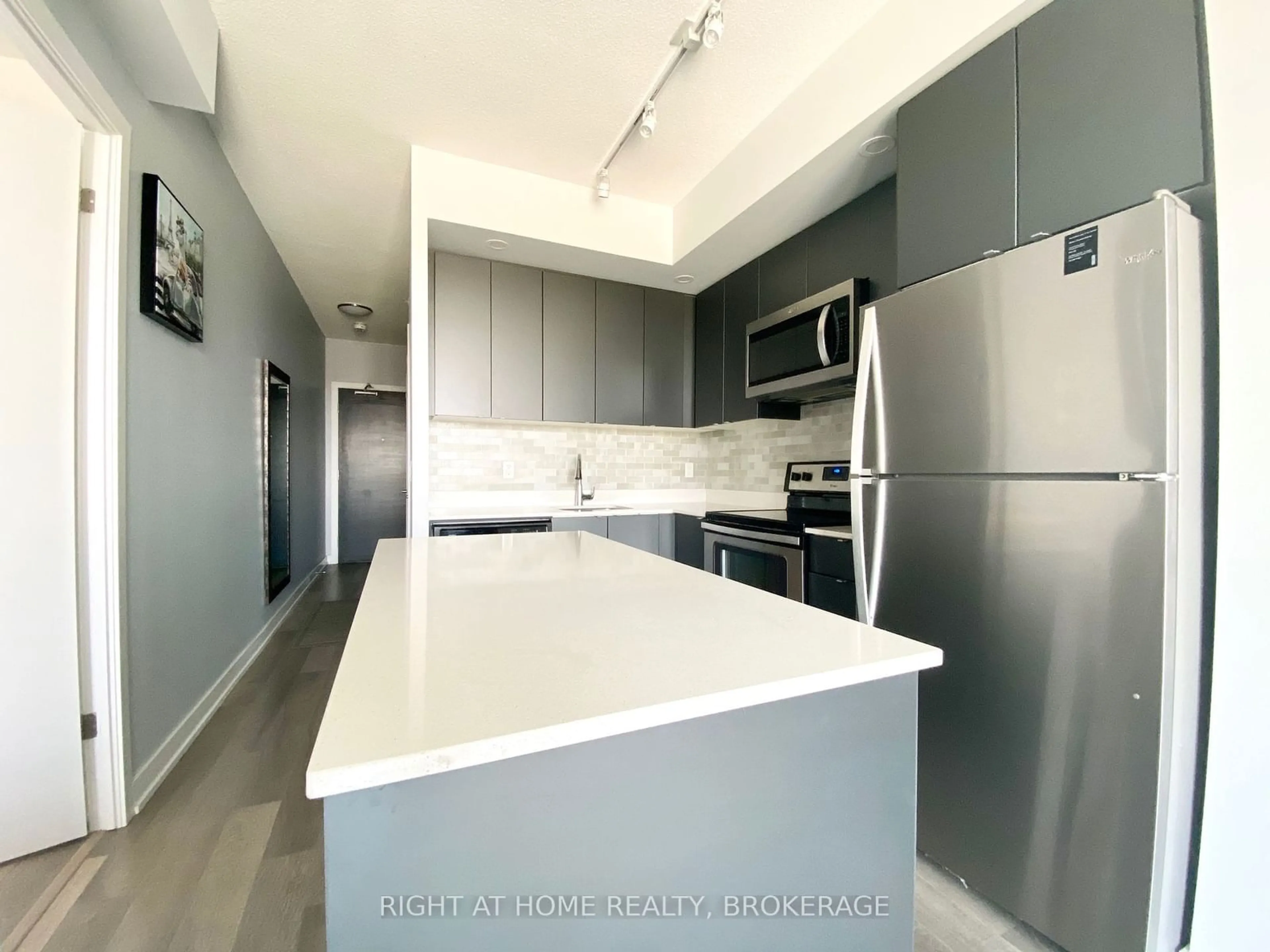 Kitchen for 5240 Dundas St #B508, Burlington Ontario L7L 0J6