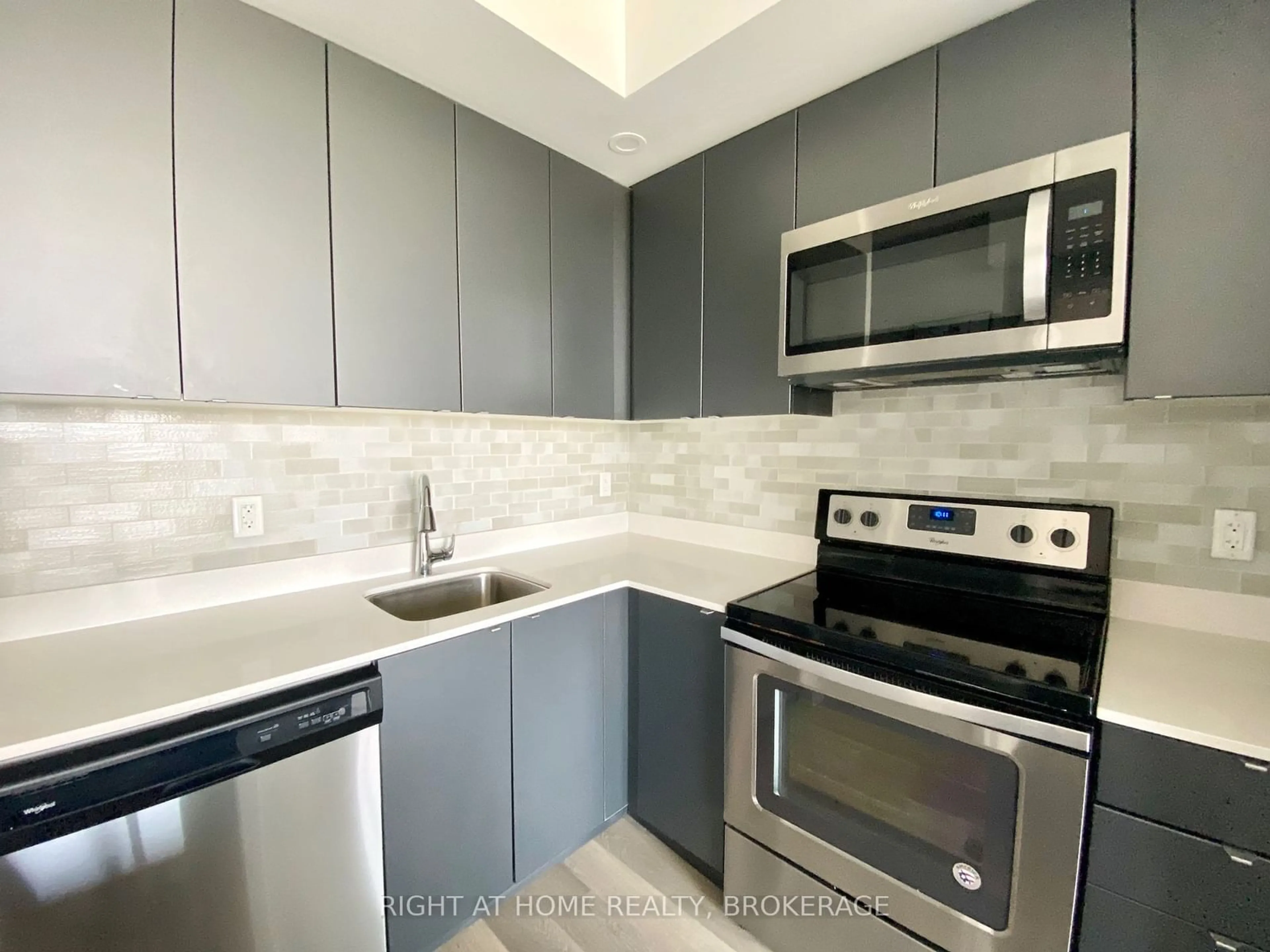 Standard kitchen for 5240 Dundas St #B508, Burlington Ontario L7L 0J6