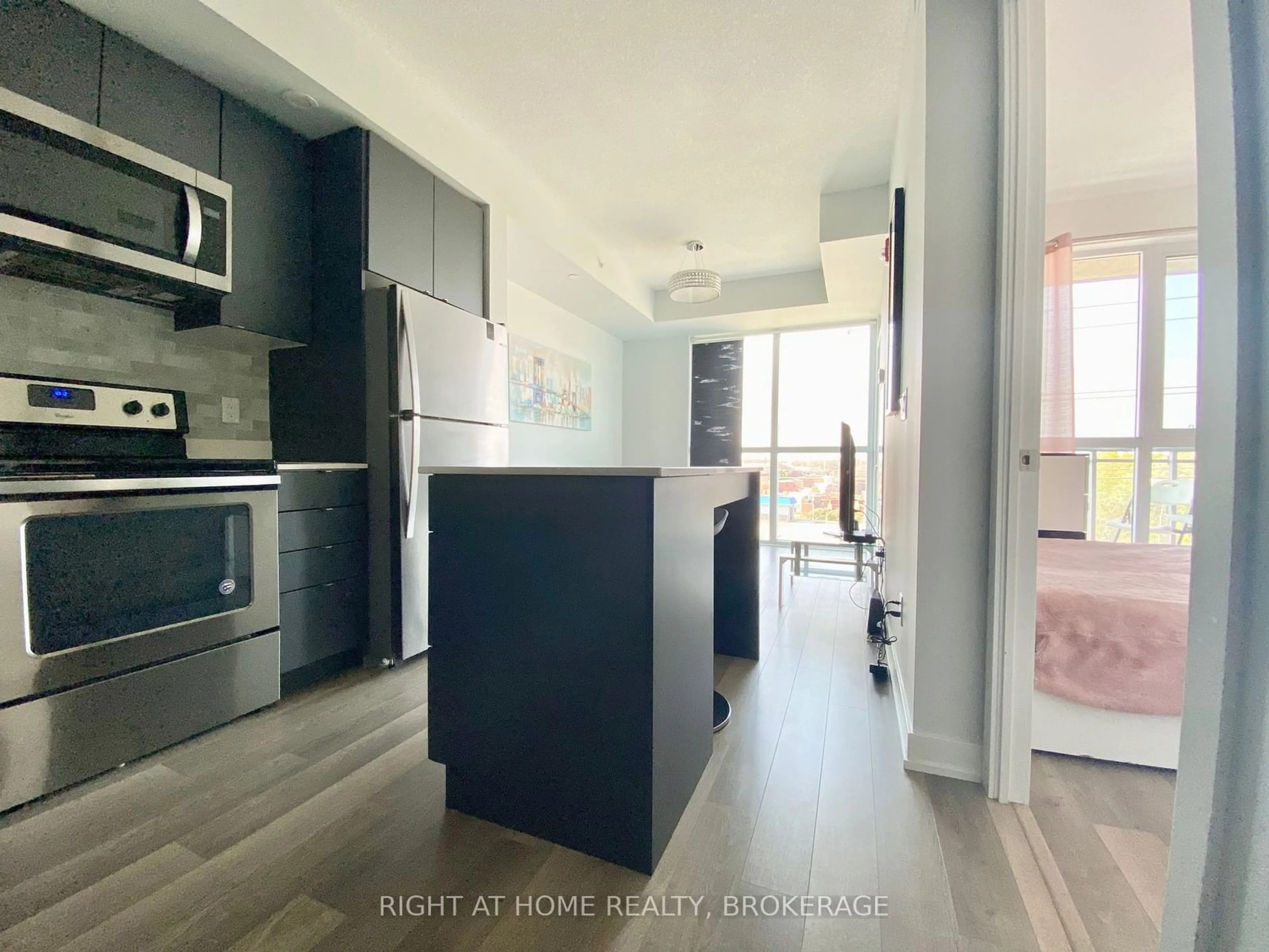 Open concept kitchen for 5240 Dundas St #B508, Burlington Ontario L7L 0J6