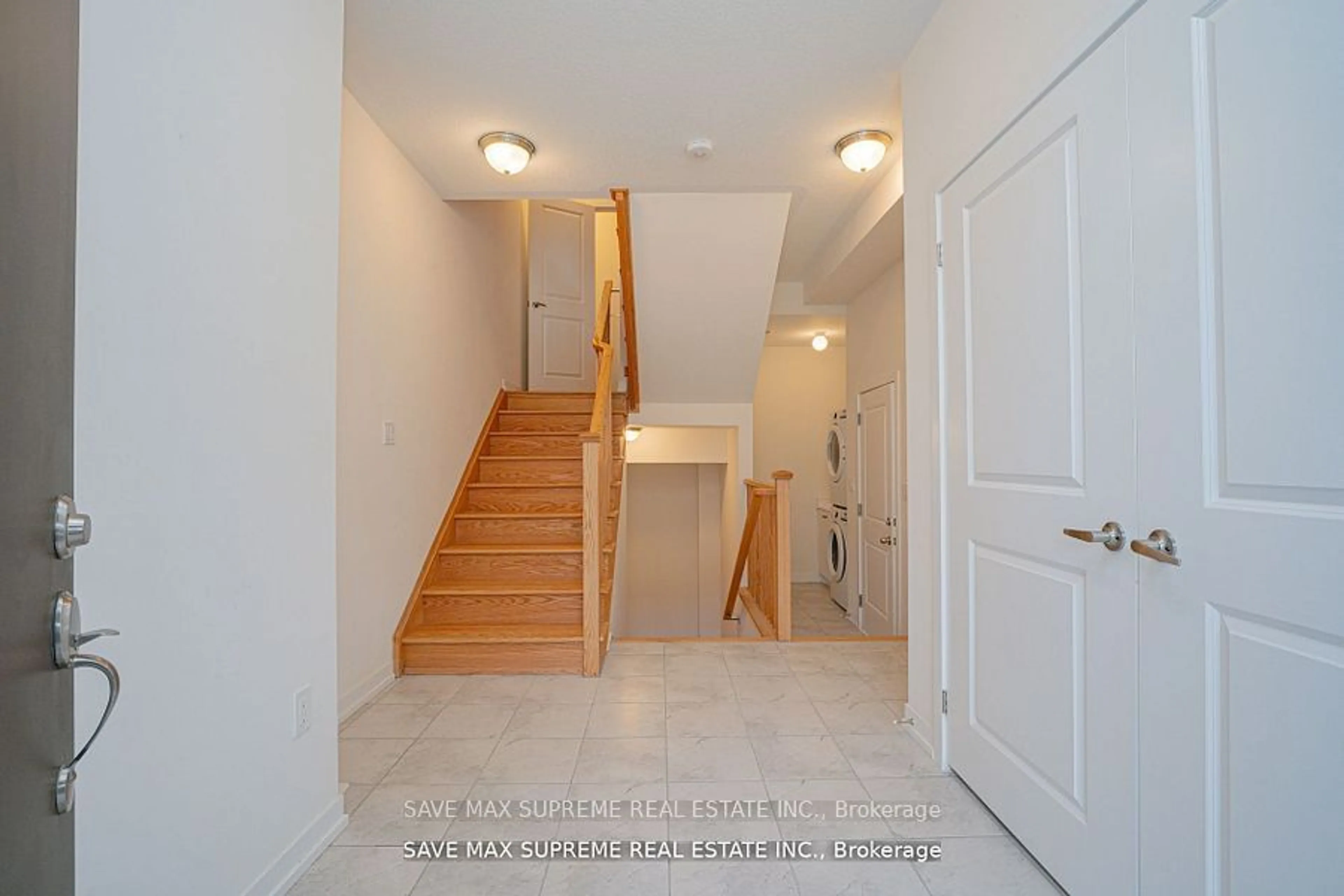 Indoor entryway, wood floors for 1556 Hilson Hts, Milton Ontario L9E 1V5