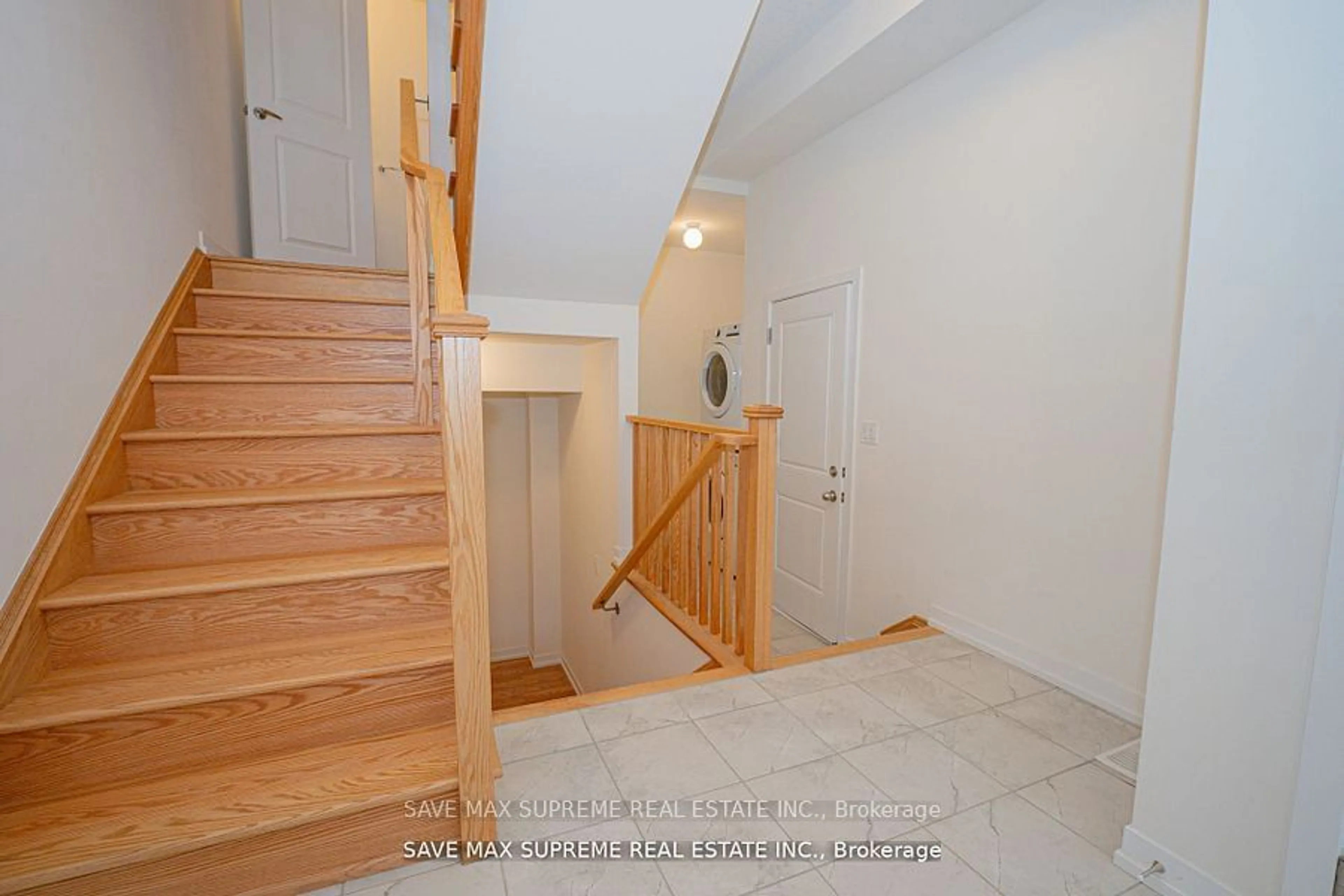 Stairs for 1556 Hilson Hts, Milton Ontario L9E 1V5