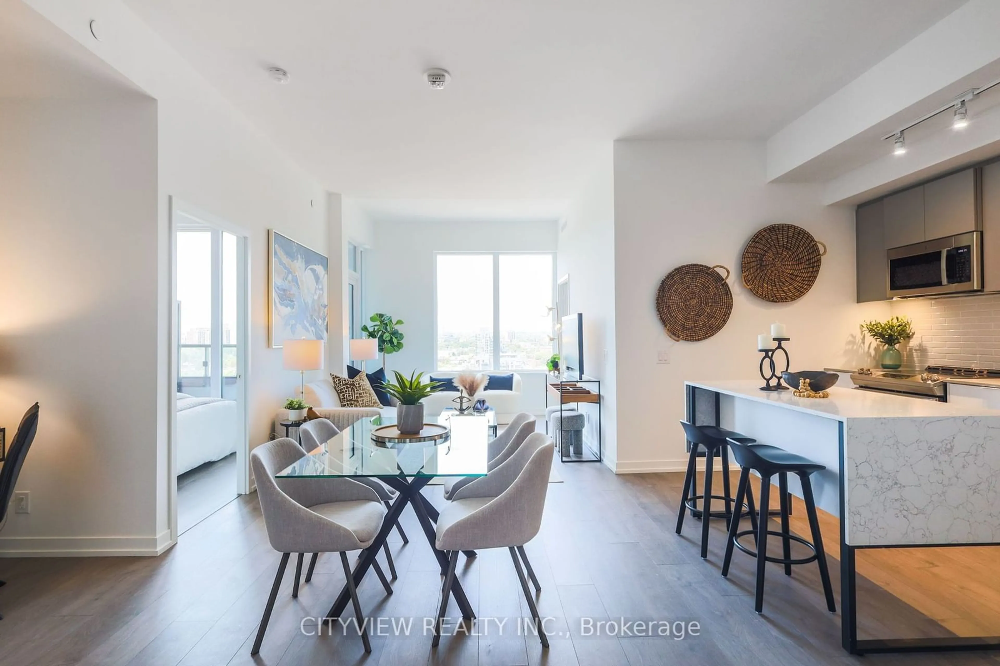 Dining room, wood floors for 270 Dufferin St #LPH14, Toronto Ontario M6K 0H8