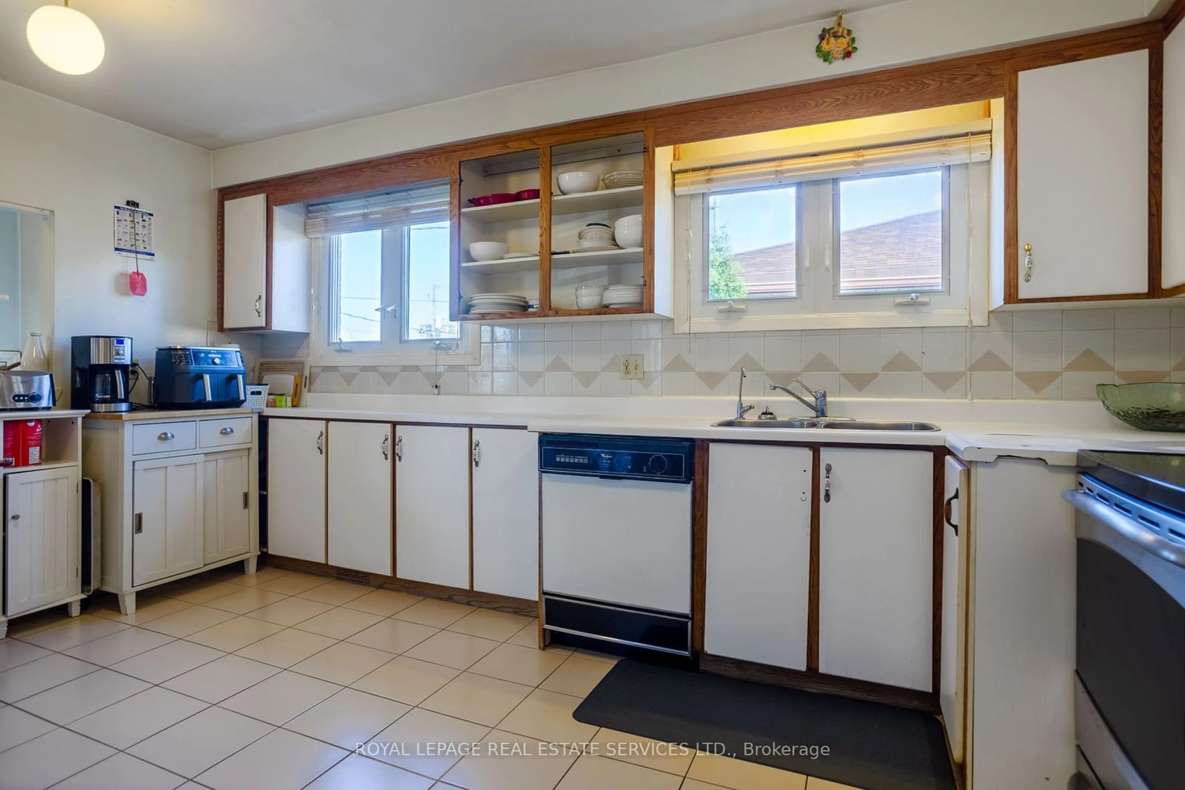 Standard kitchen, cottage for 70 Watney Cres, Toronto Ontario M3L 2C9