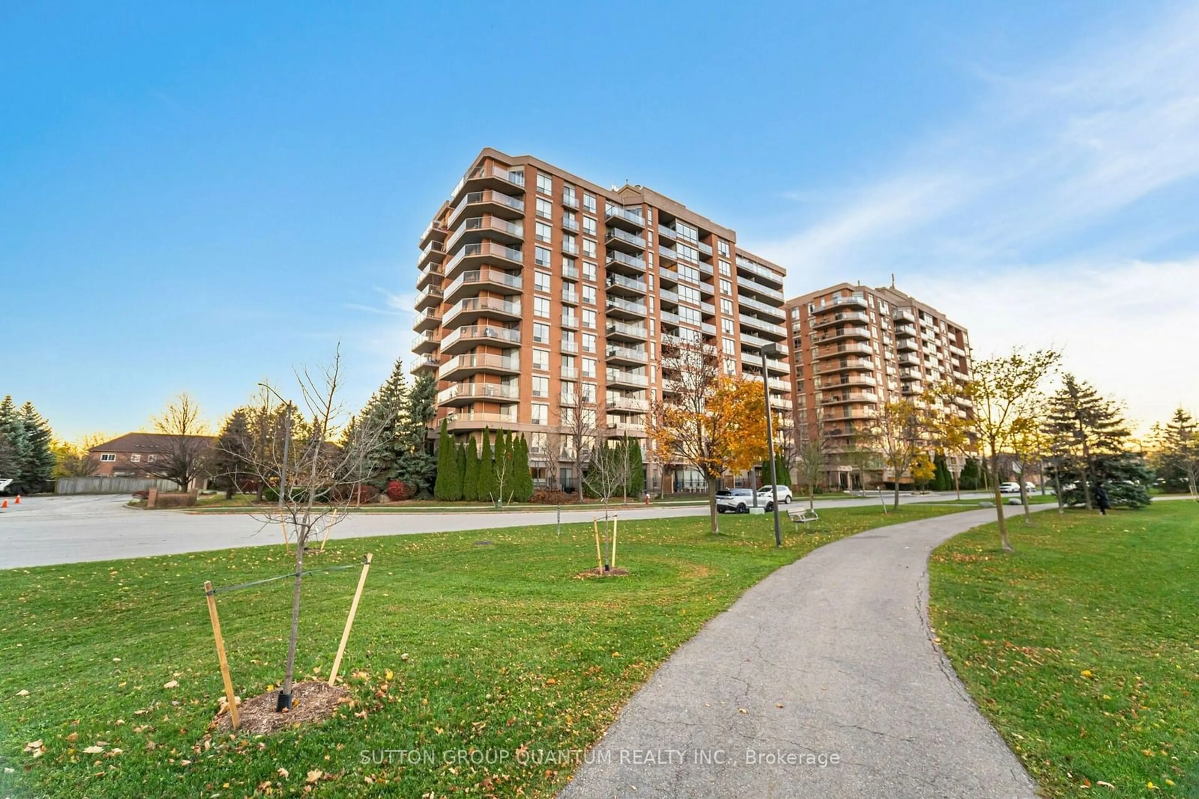 A pic from exterior of the house or condo, the street view for 1140 Parkwest Pl #305, Mississauga Ontario L5E 3K9