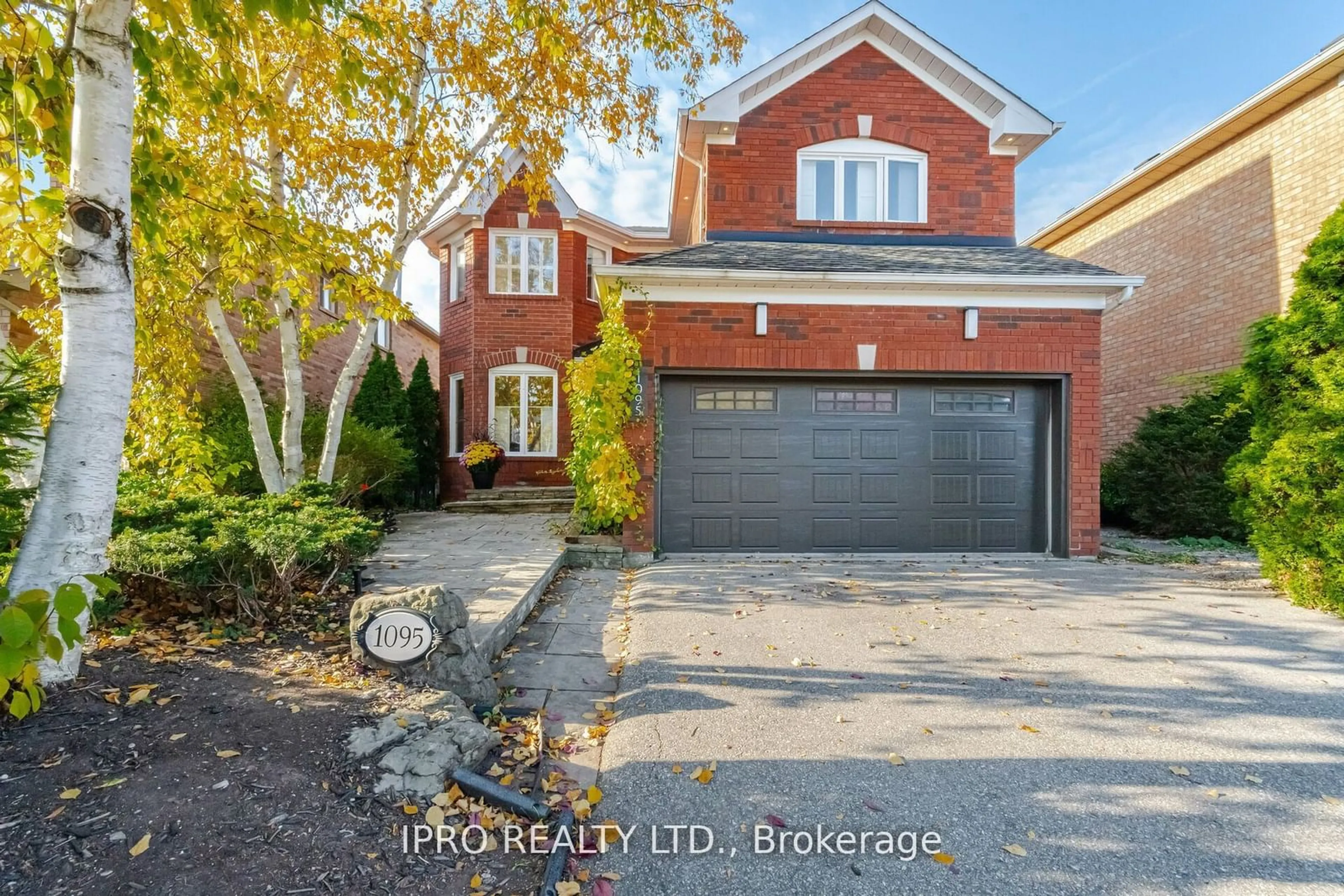 Home with brick exterior material for 1095 Old Oak Dr, Oakville Ontario L6M 3K4