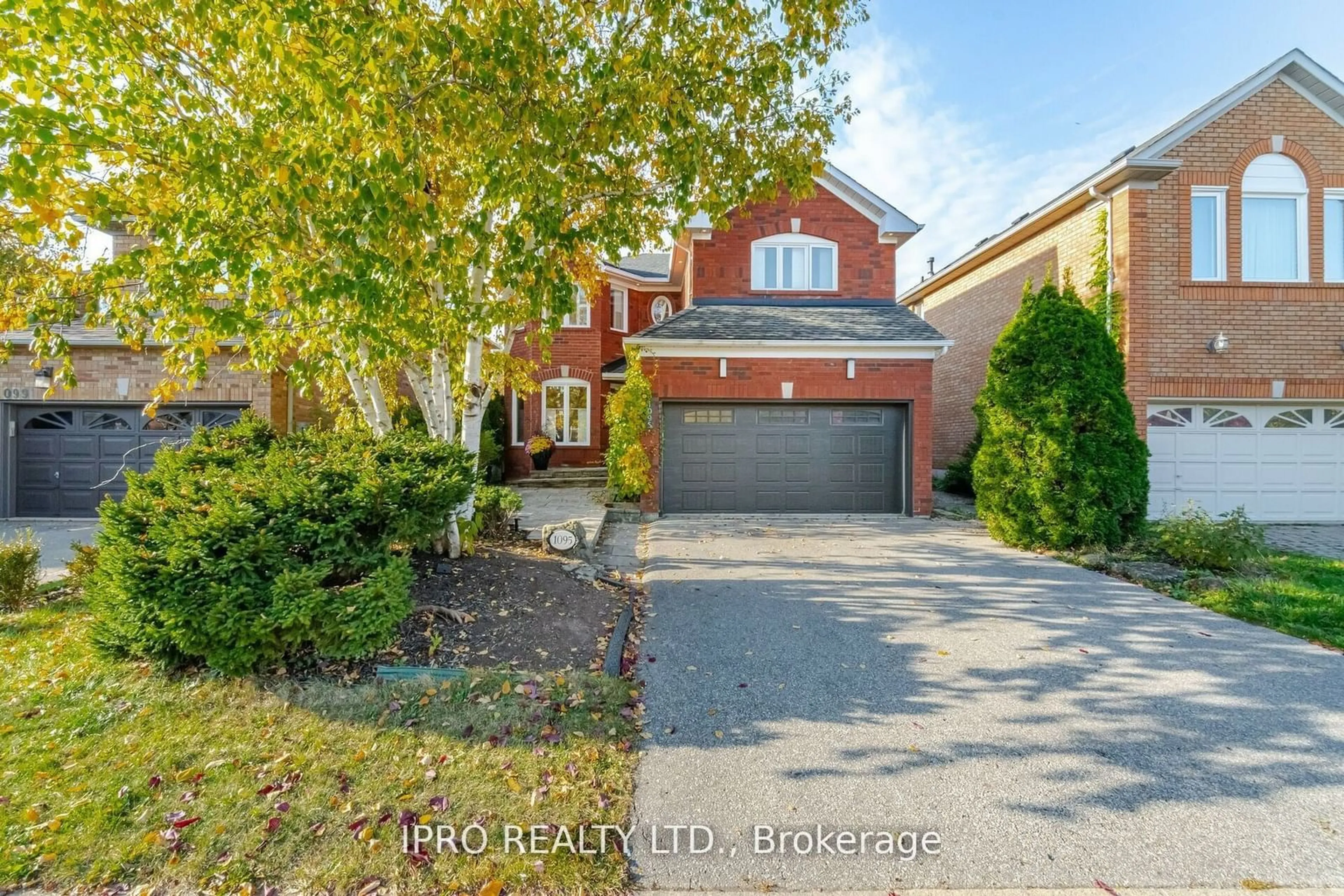 Frontside or backside of a home, the street view for 1095 Old Oak Dr, Oakville Ontario L6M 3K4