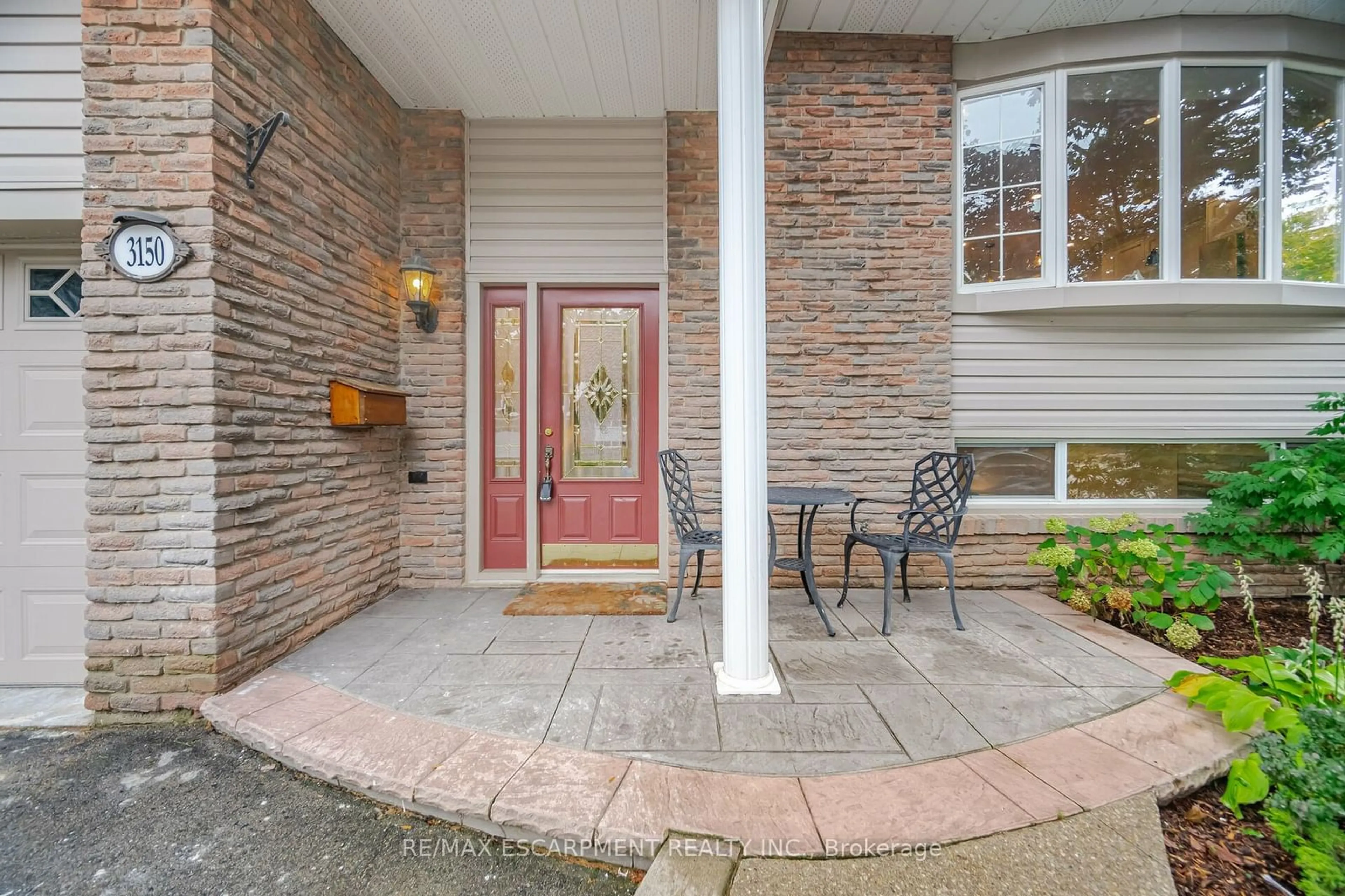 Indoor entryway, wood floors for 3150 Bentworth Dr, Burlington Ontario L7M 1M2