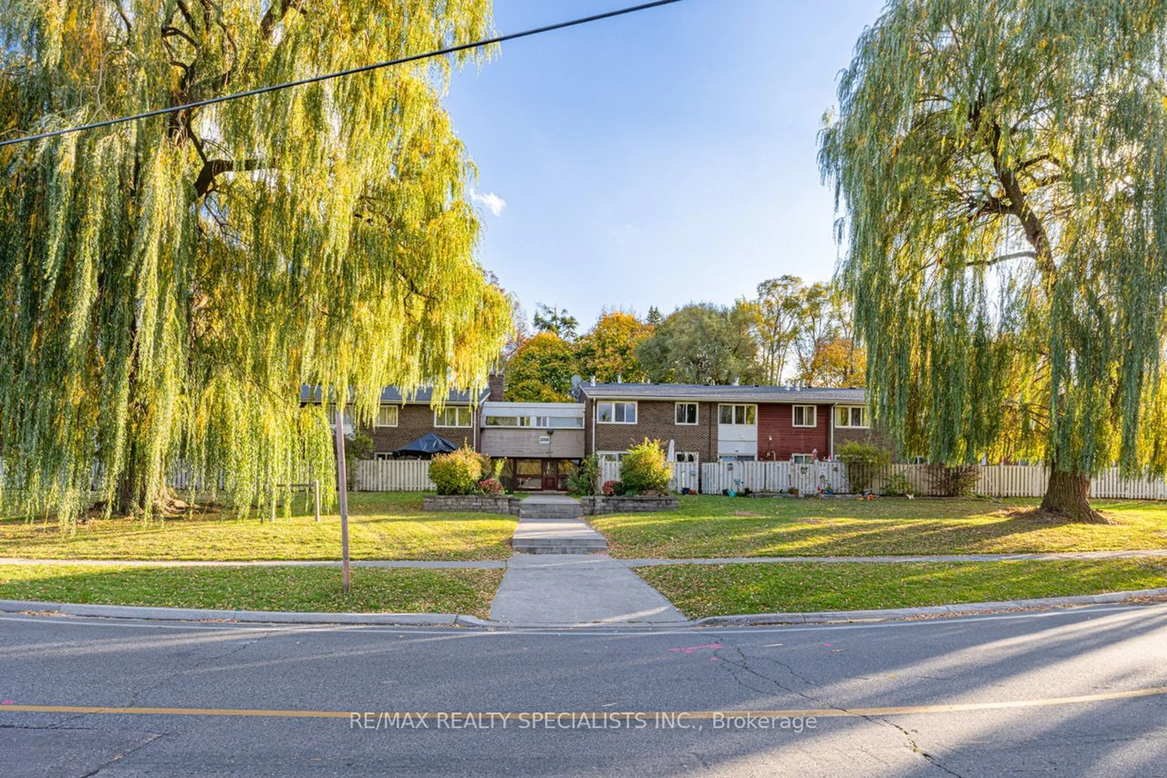 Frontside or backside of a home, the street view for 3360 The Credit Woodlands #10, Mississauga Ontario L5C 2J8