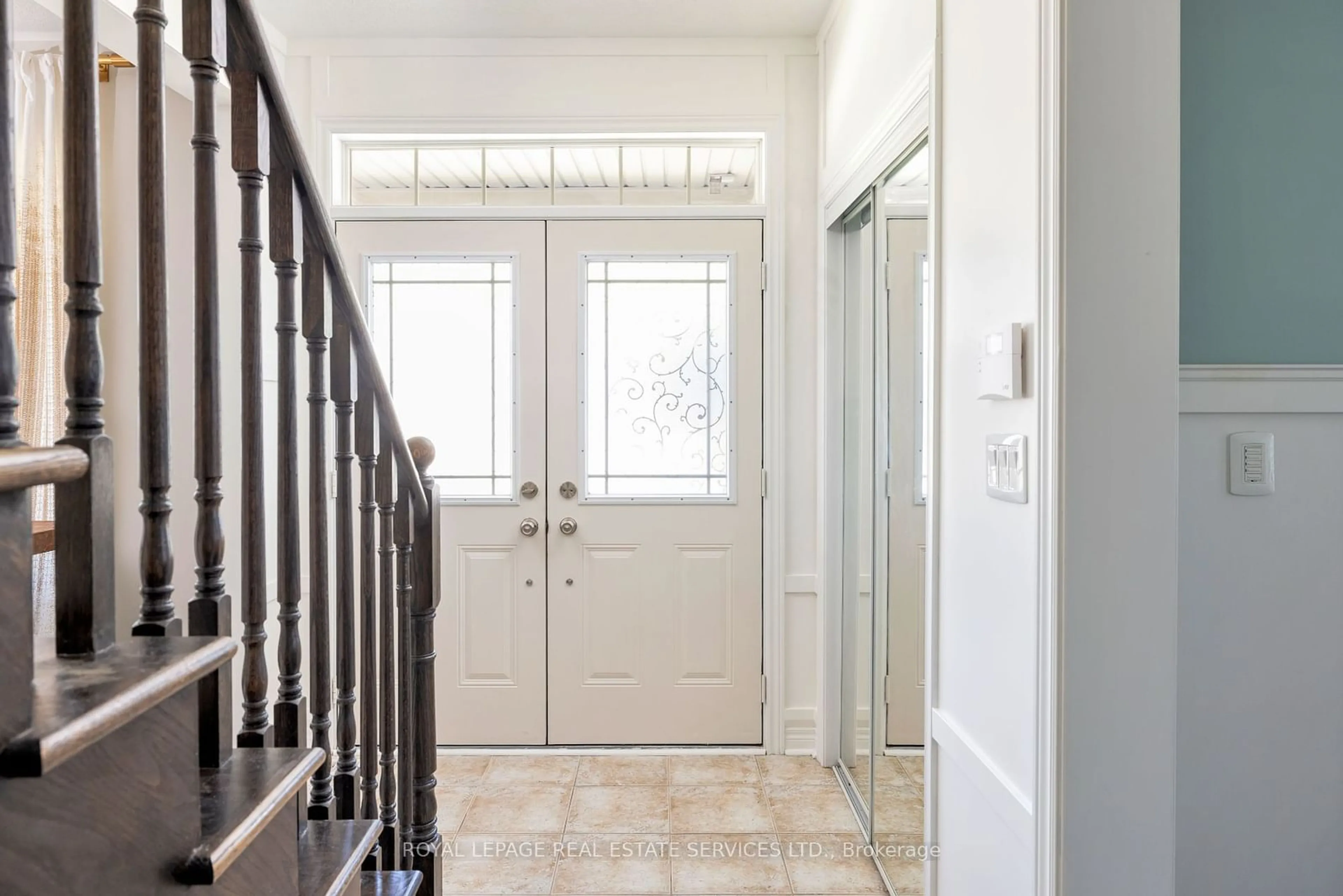 Indoor entryway, wood floors for 2037 Trawden Way, Oakville Ontario L6M 0M2