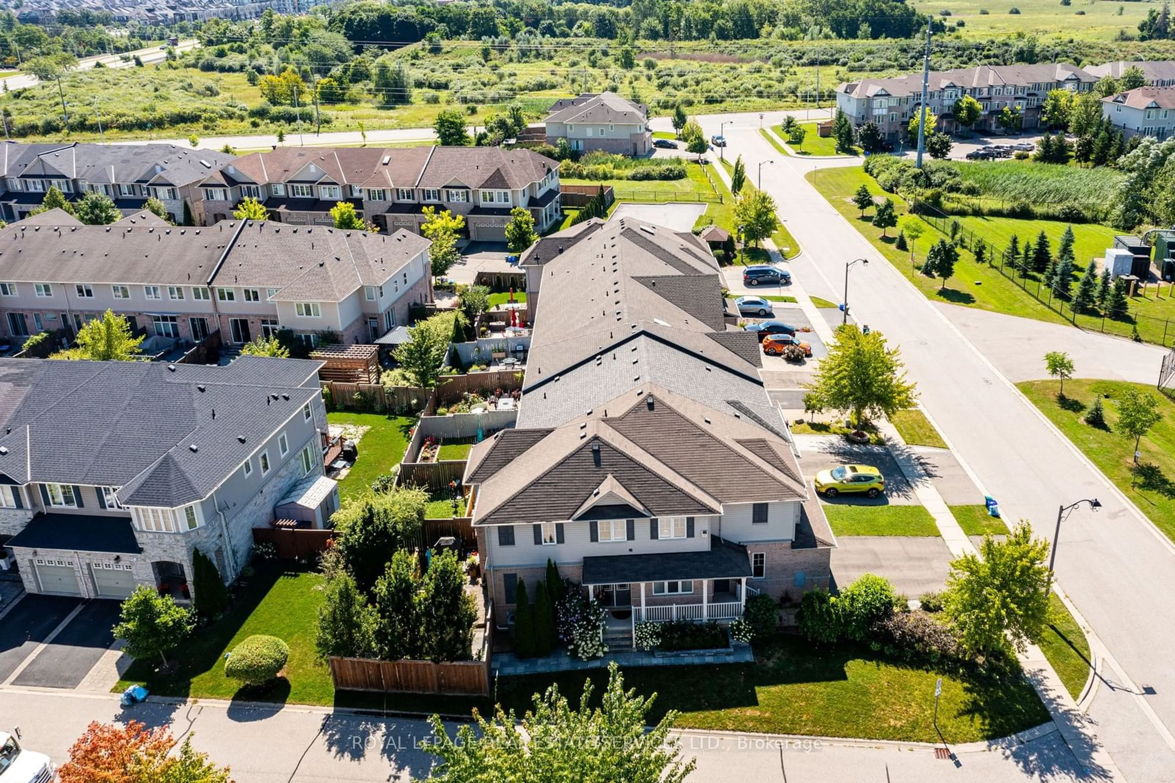 A pic from outside/outdoor area/front of a property/back of a property/a pic from drone, street for 2037 Trawden Way, Oakville Ontario L6M 0M2