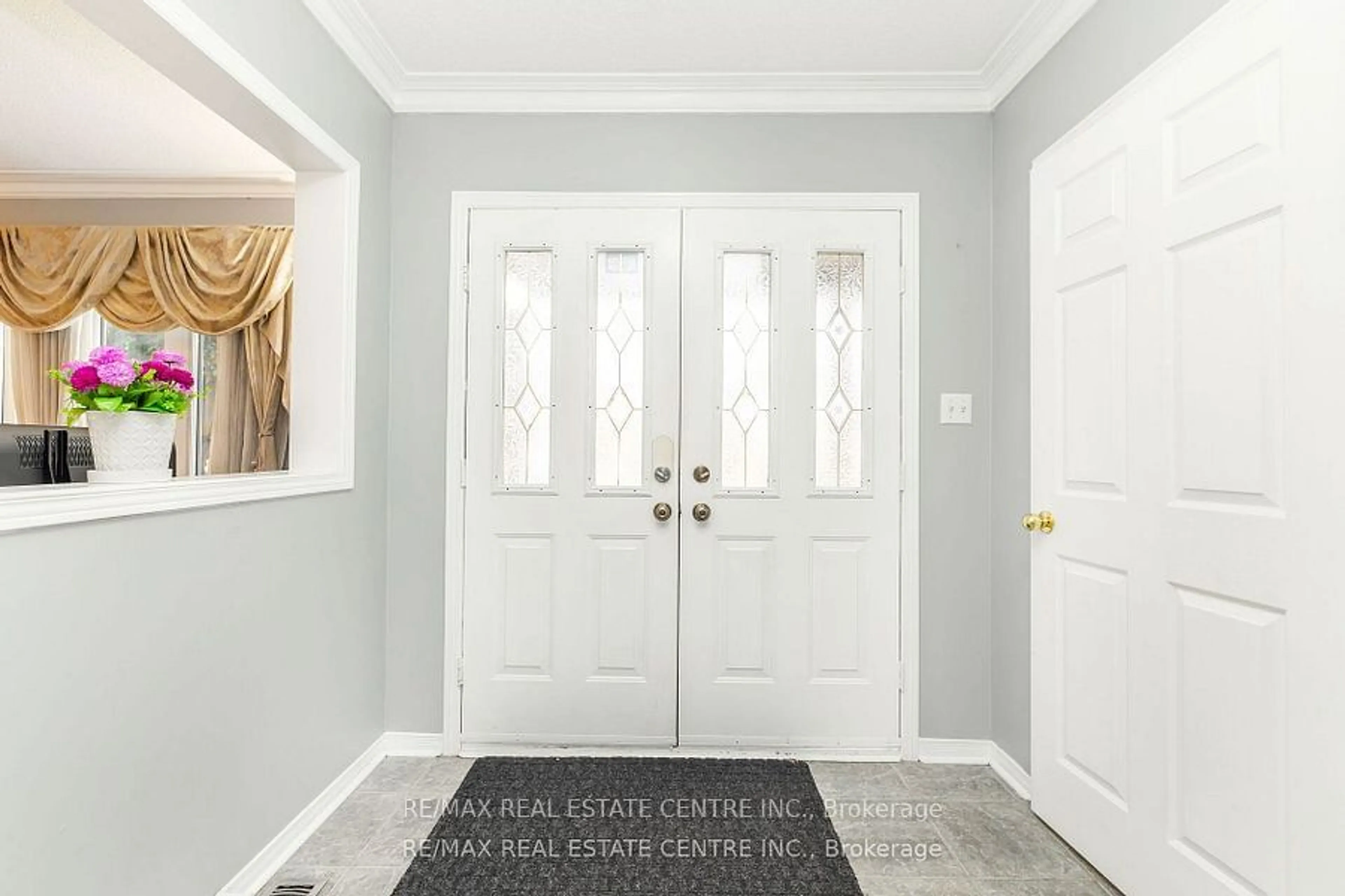 Indoor entryway, wood floors for 295 Morningmist St, Brampton Ontario L6R 2B9