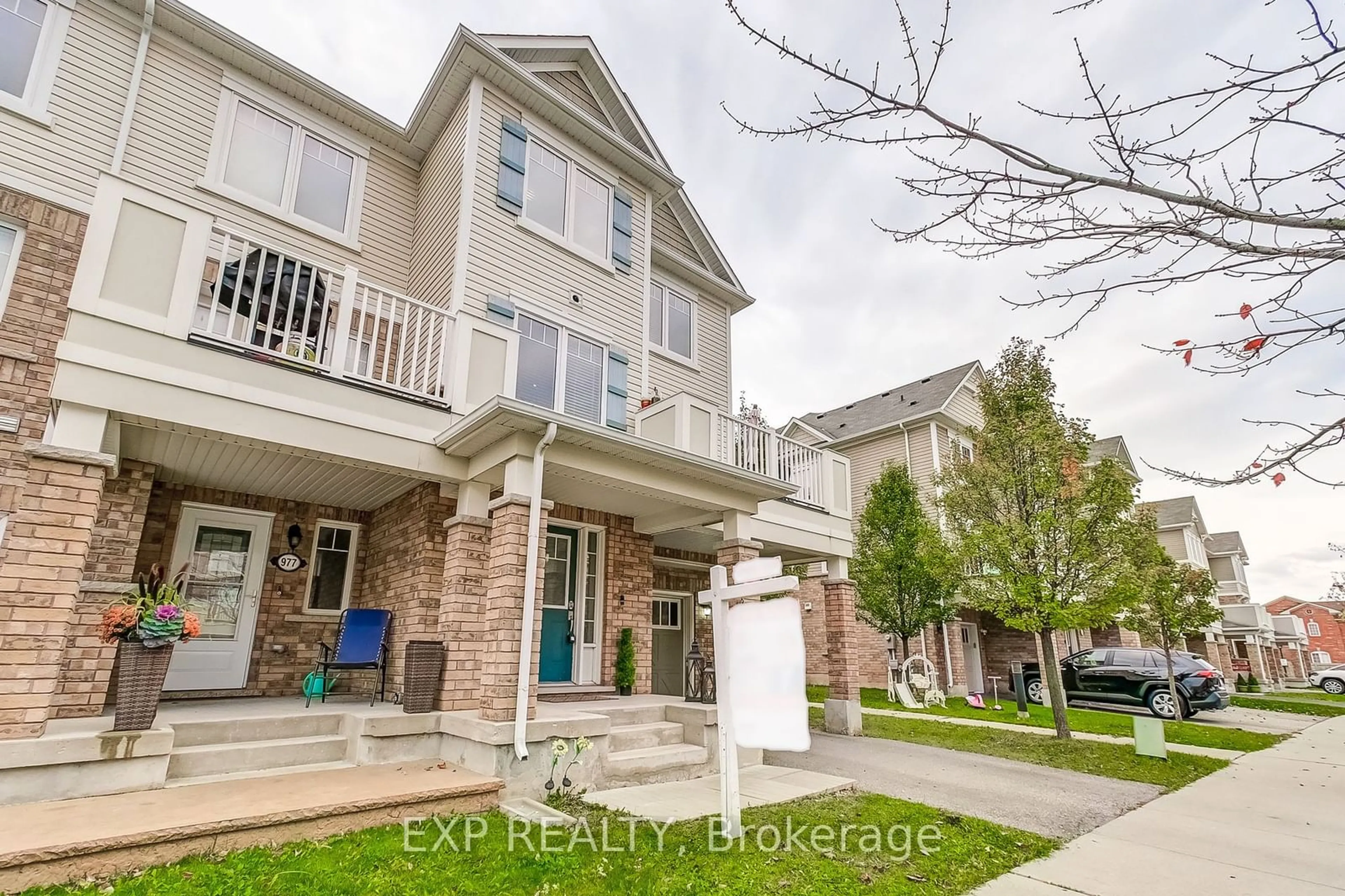 A pic from exterior of the house or condo, the street view for 979 Nadalin Hts, Milton Ontario L9T 8R3