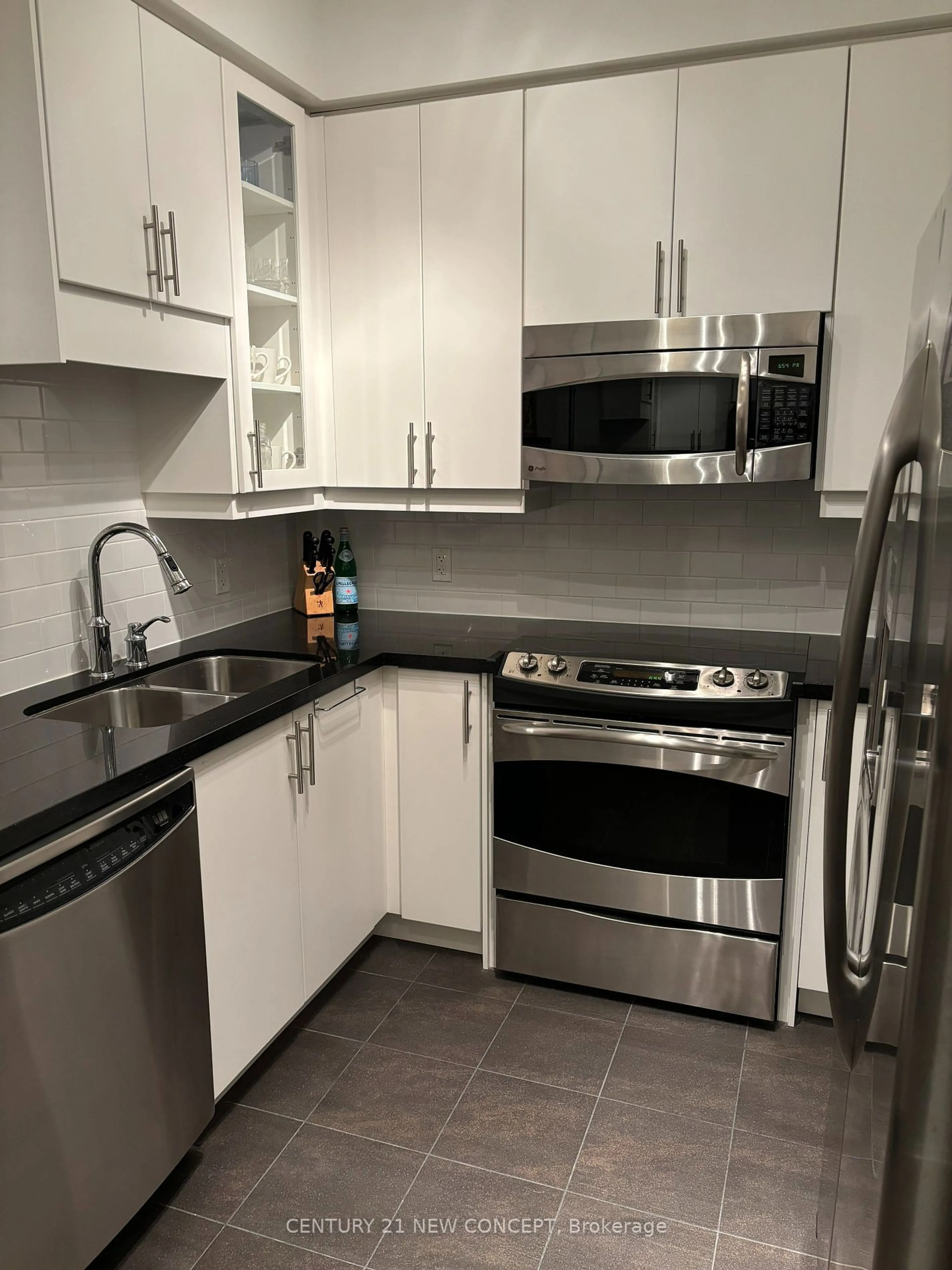 Standard kitchen for 1900 Lake Shore Blvd #704, Toronto Ontario M6S 1A4