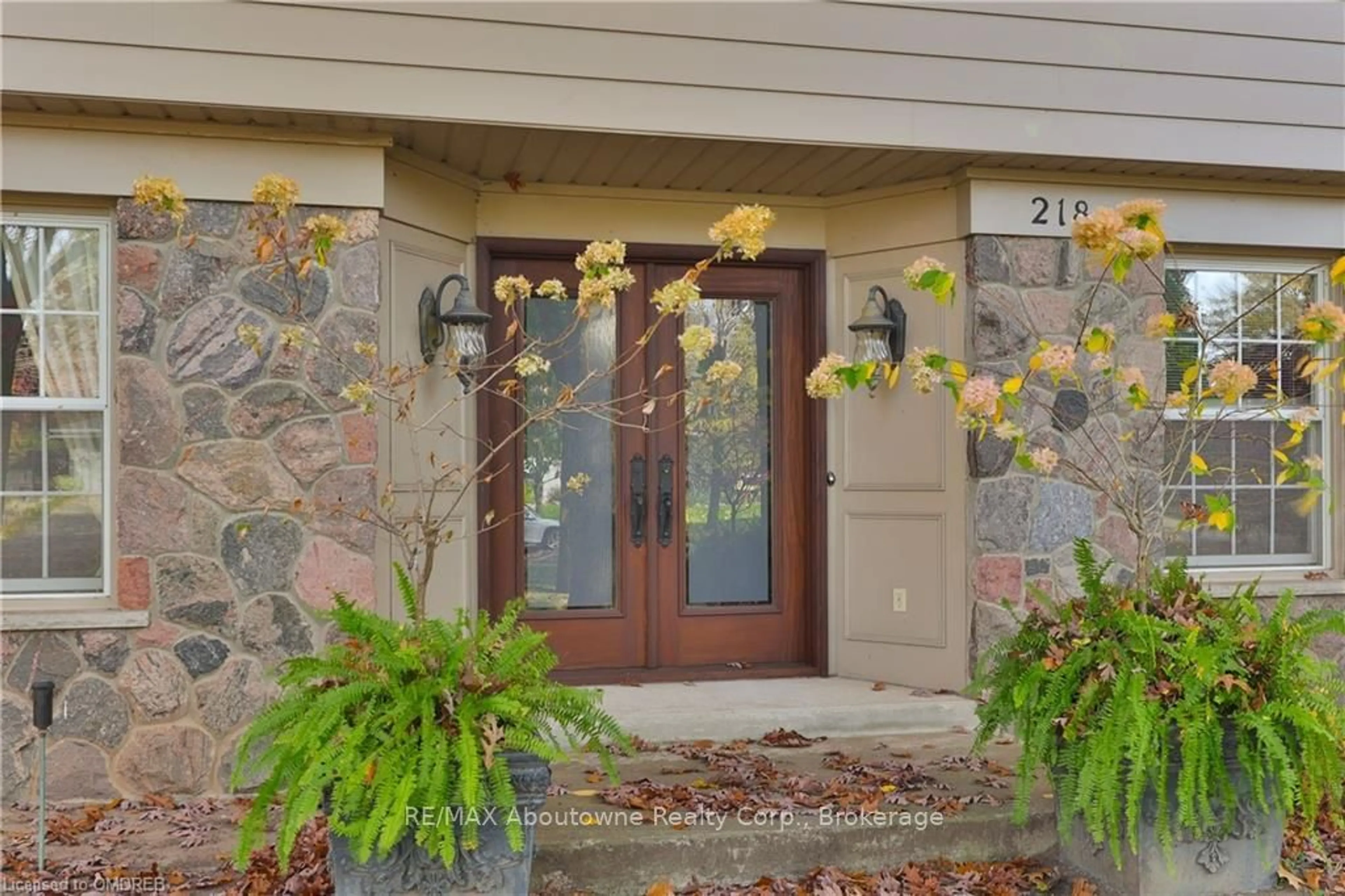 Indoor foyer, carpet floors for 218 NORTH SHORE Blvd, Burlington Ontario L7T 1A4