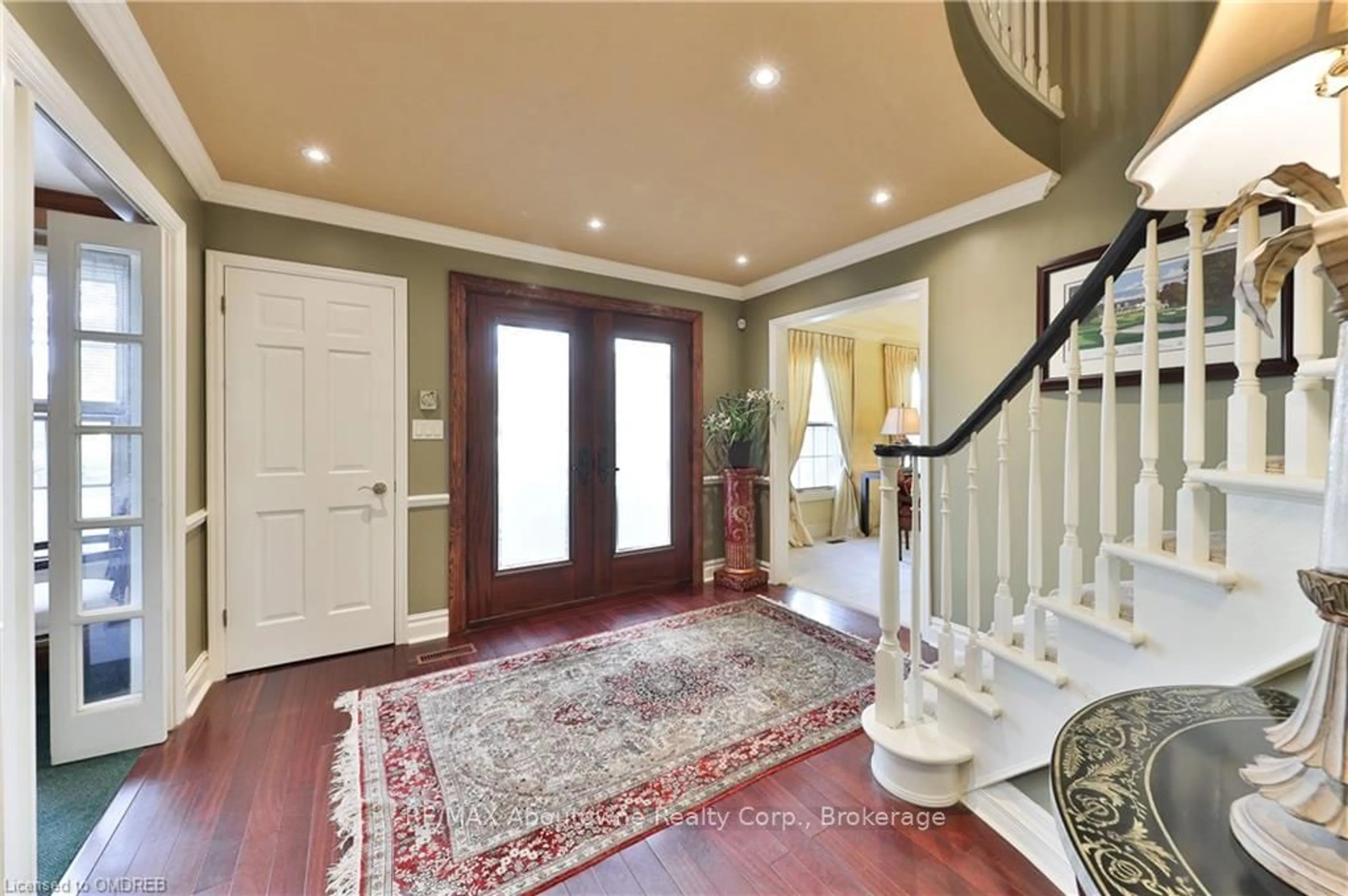 Indoor entryway, wood floors for 218 NORTH SHORE Blvd, Burlington Ontario L7T 1A4