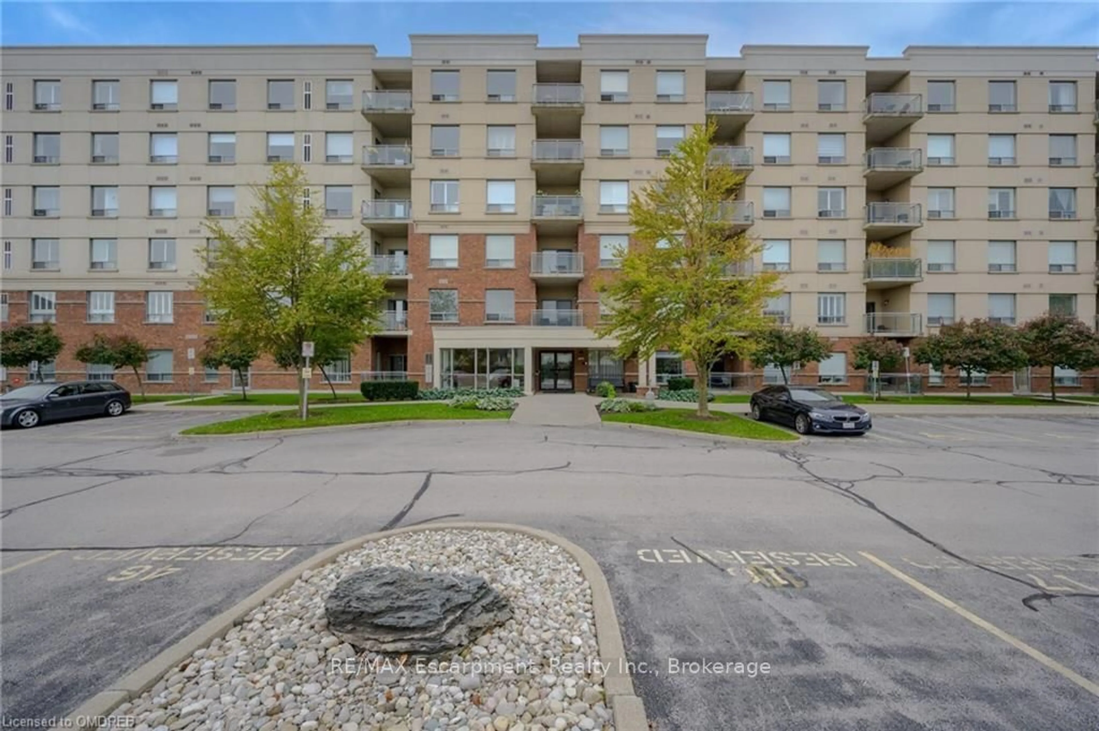 A pic from exterior of the house or condo, the front or back of building for 5070 FAIRVIEW St #209, Burlington Ontario L7L 0B8