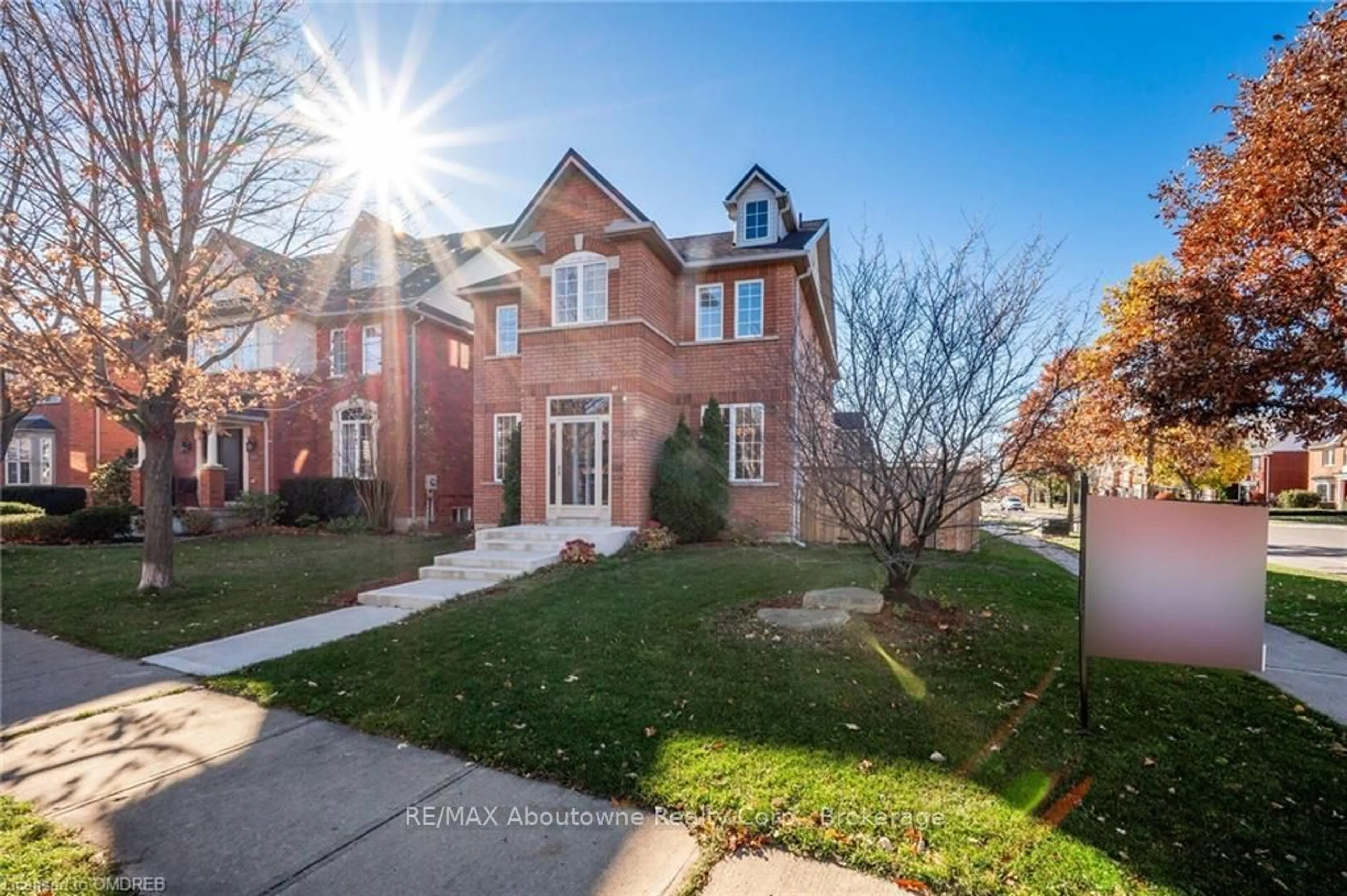 Home with brick exterior material for 2540 SUNNYHURST Clse, Oakville Ontario L6H 7K5