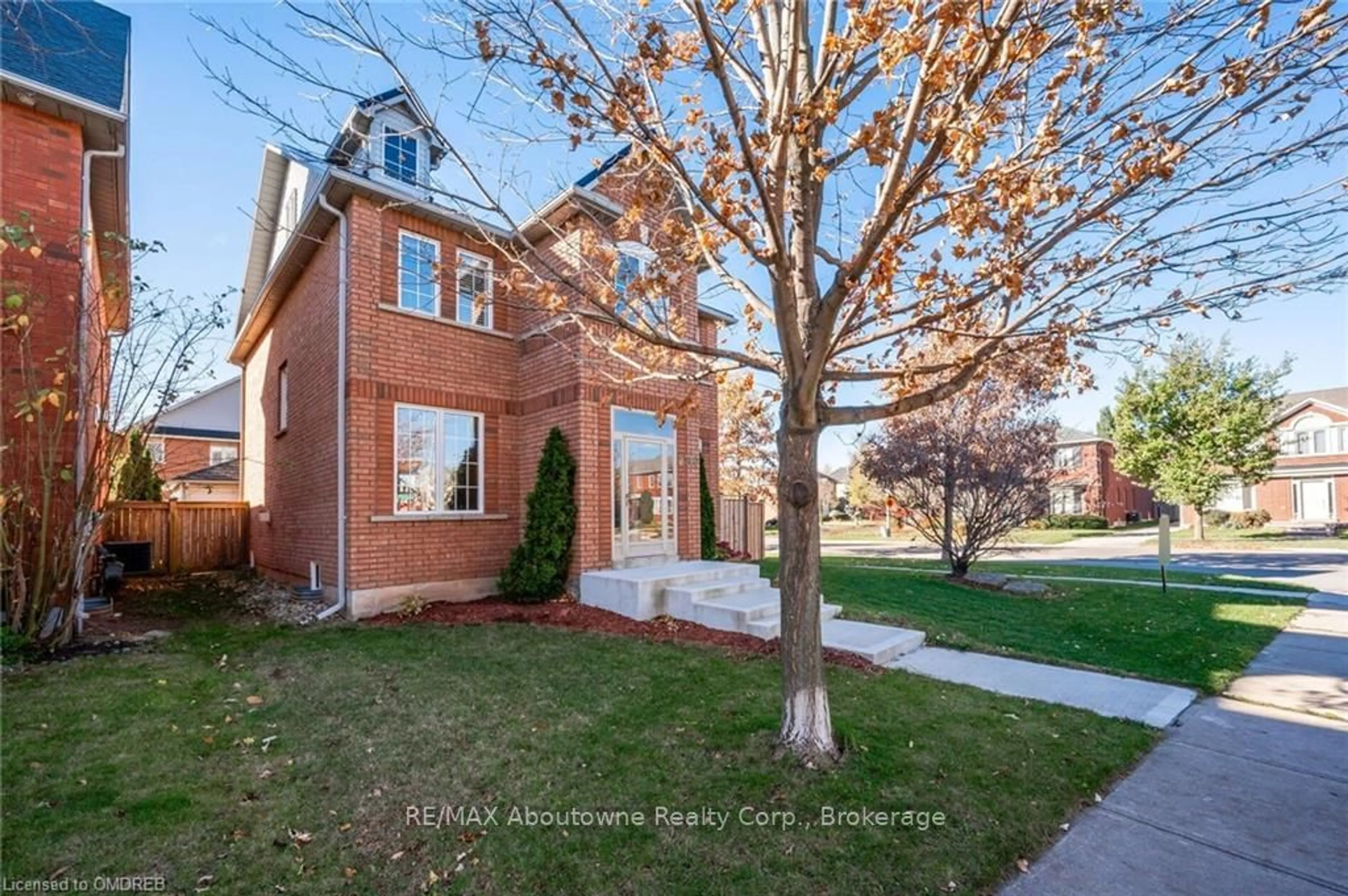 Home with brick exterior material for 2540 SUNNYHURST Clse, Oakville Ontario L6H 7K5