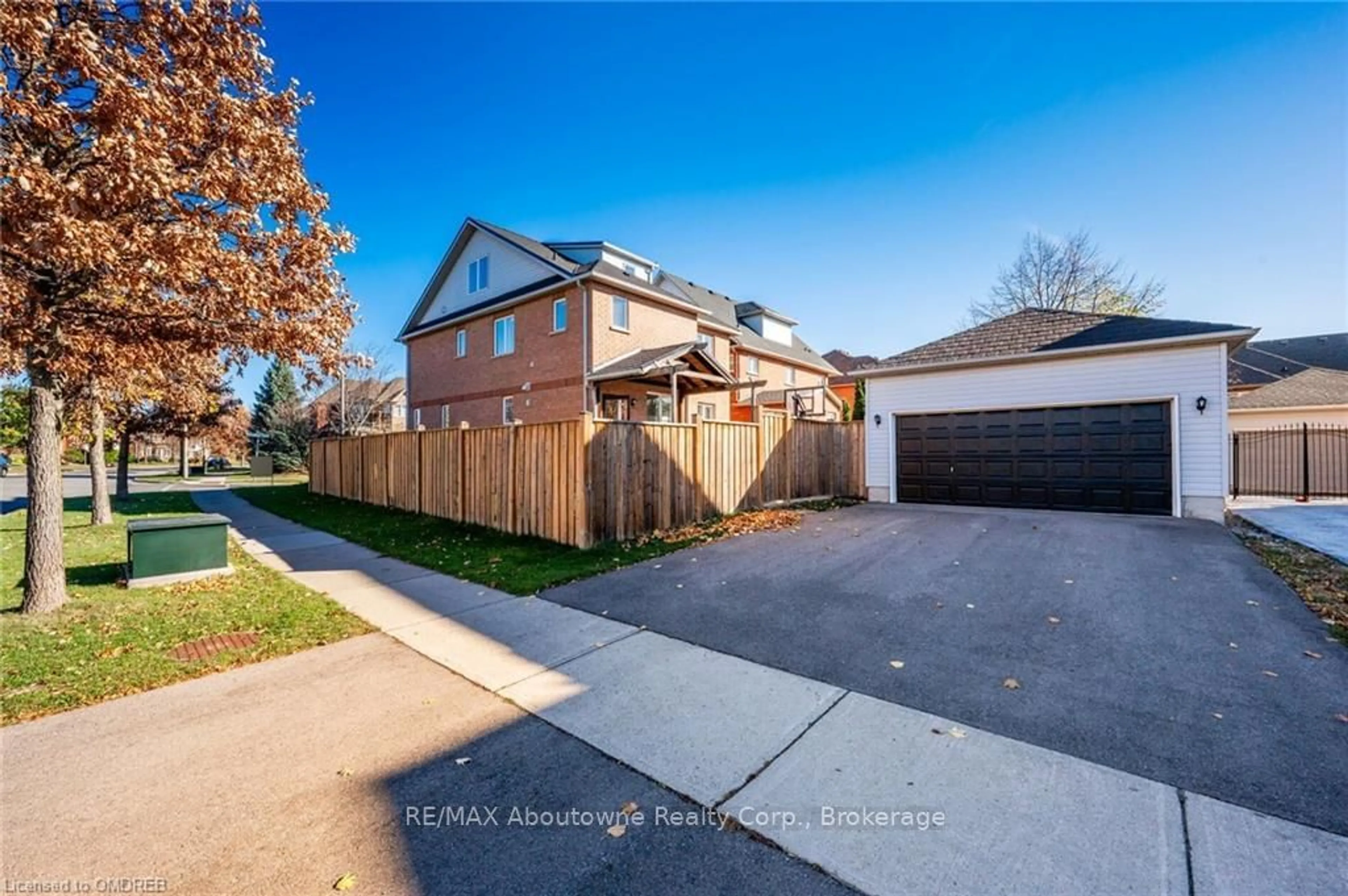 Frontside or backside of a home, the fenced backyard for 2540 SUNNYHURST Clse, Oakville Ontario L6H 7K5