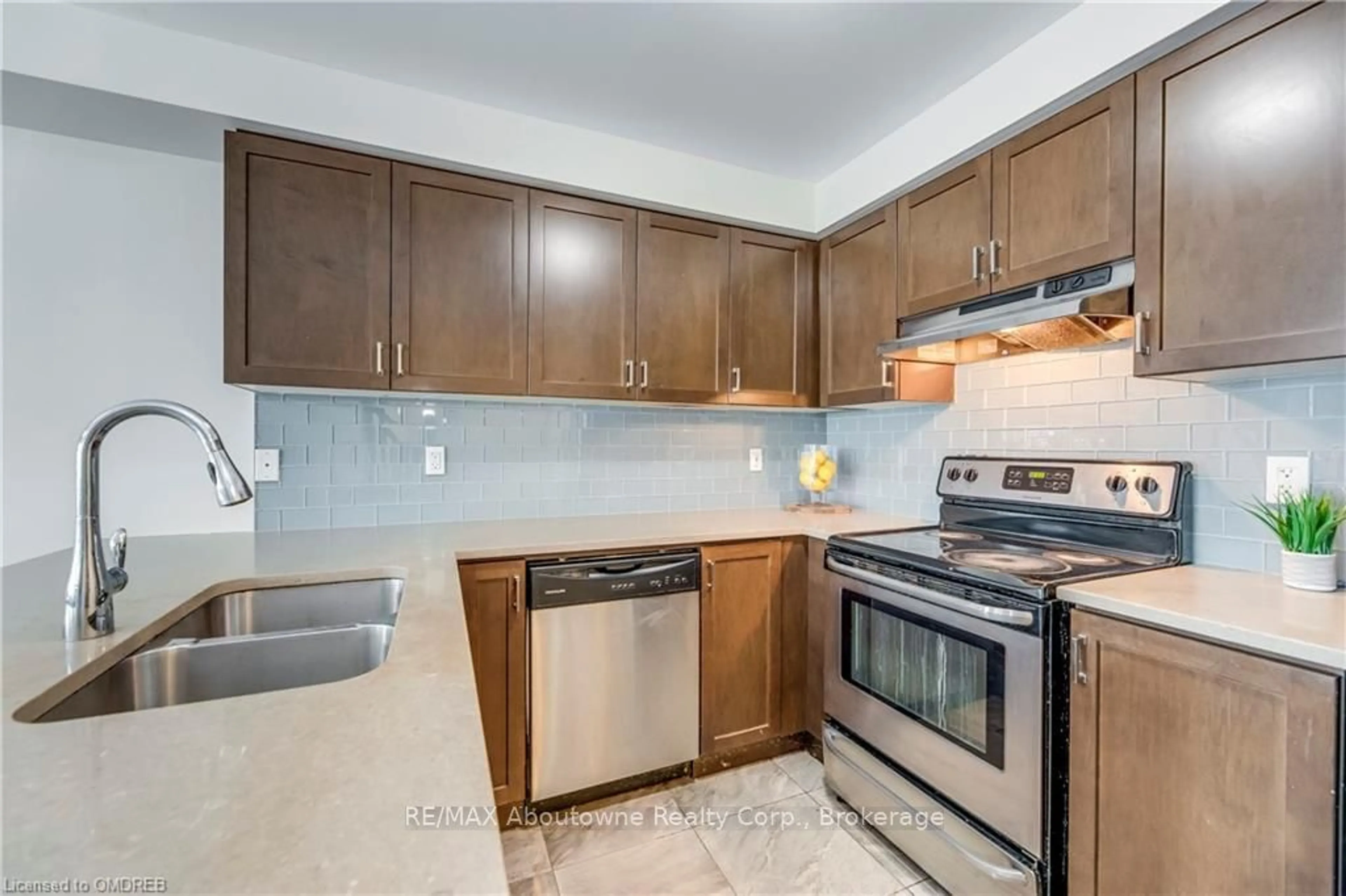 Standard kitchen, wood floors for 3059 MISTLETOE Gdns, Oakville Ontario L6M 0Y8