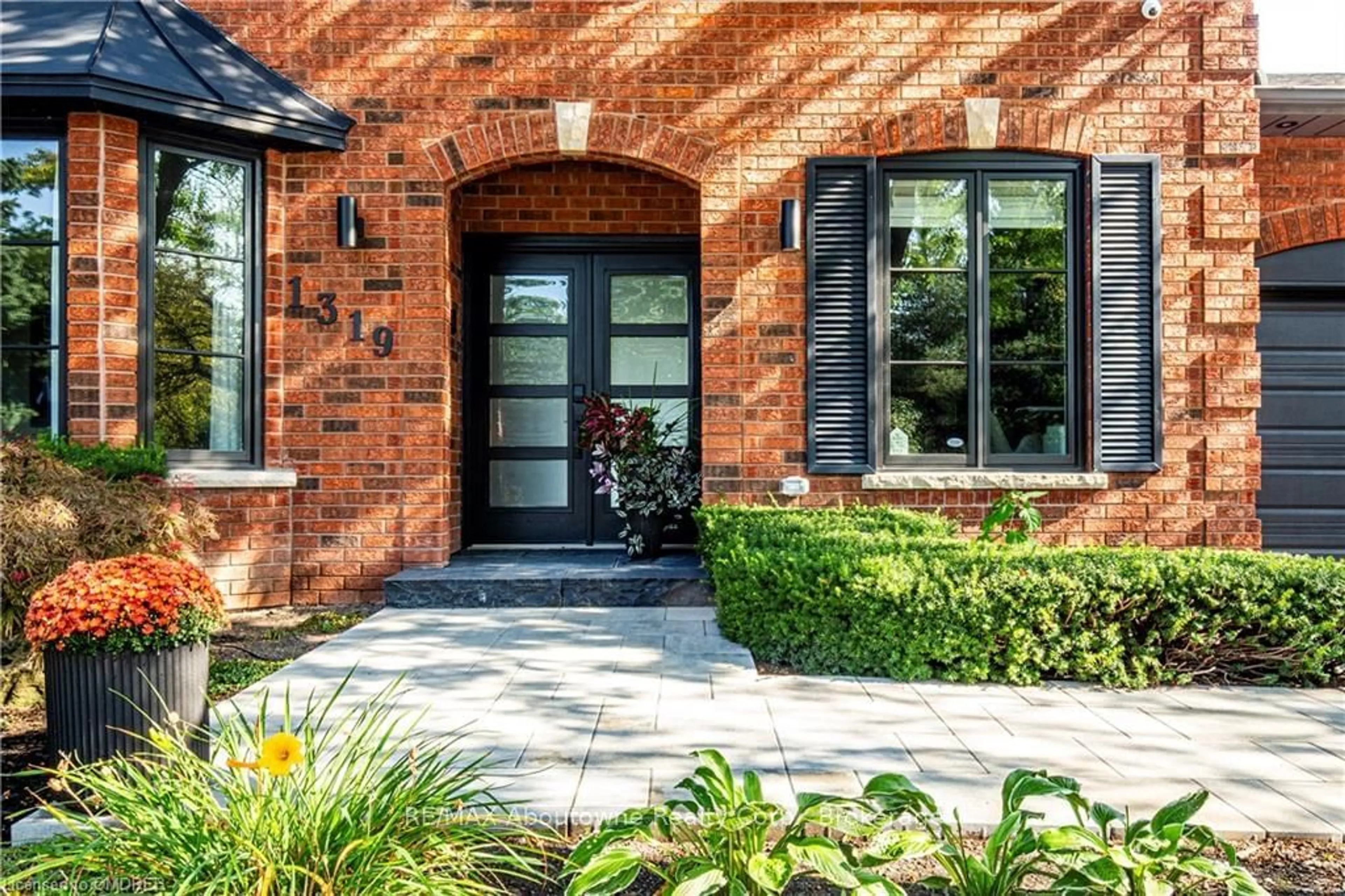 Home with brick exterior material for 1319 GREENEAGLE Dr, Oakville Ontario L6M 2N1