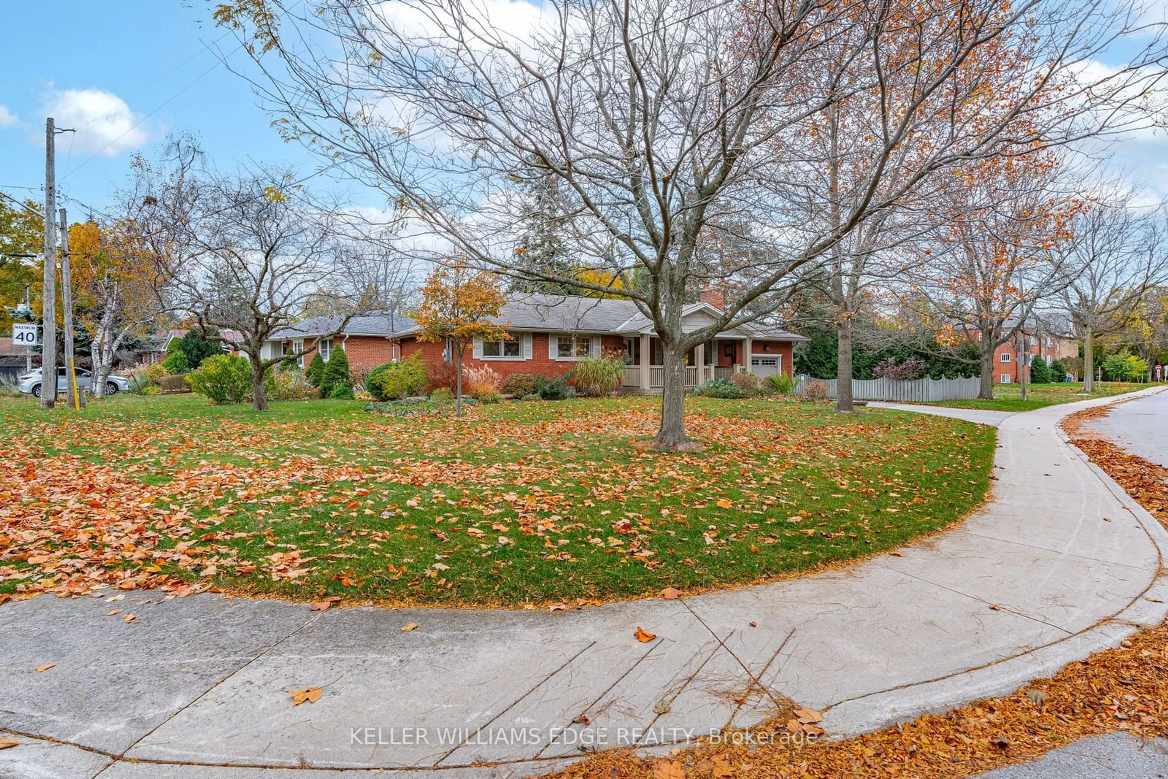 A pic from exterior of the house or condo, the street view for 2182 Clarendon Park Dr, Burlington Ontario L7R 1X1