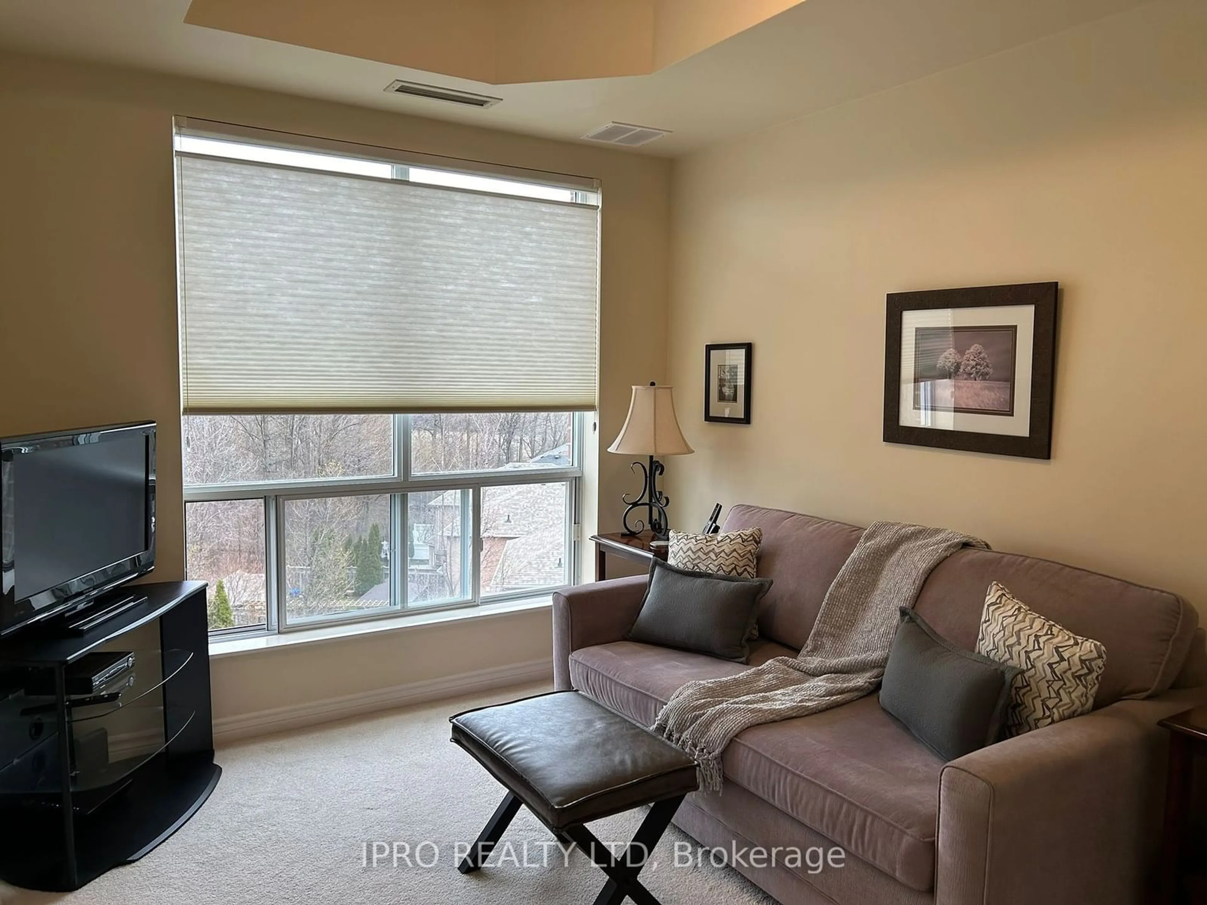 Living room, carpet floors for 483 Faith Dr #505, Mississauga Ontario L5R 0A1