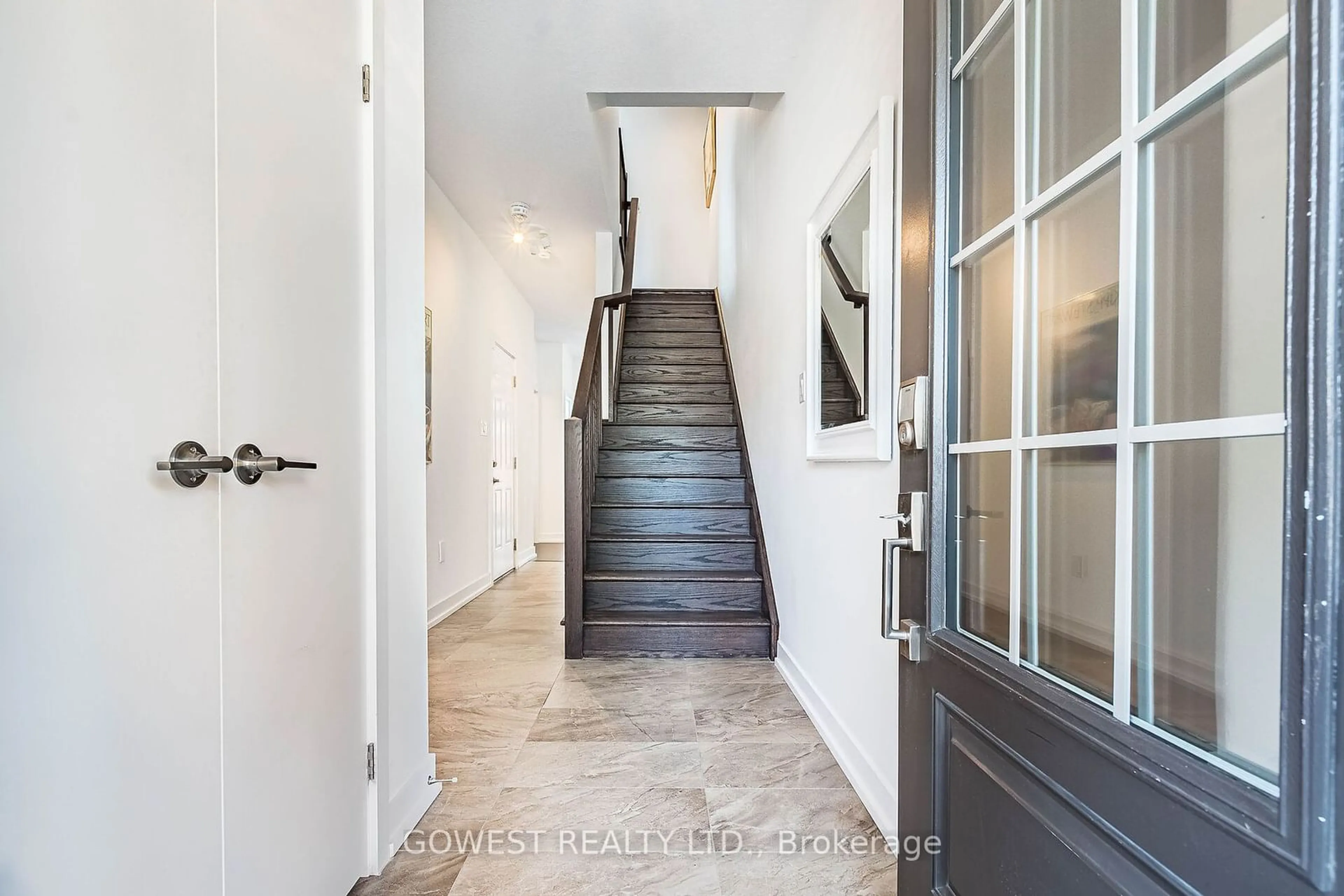 Indoor entryway, wood floors for 396 Belcourt Common, Oakville Ontario L6H 0R1